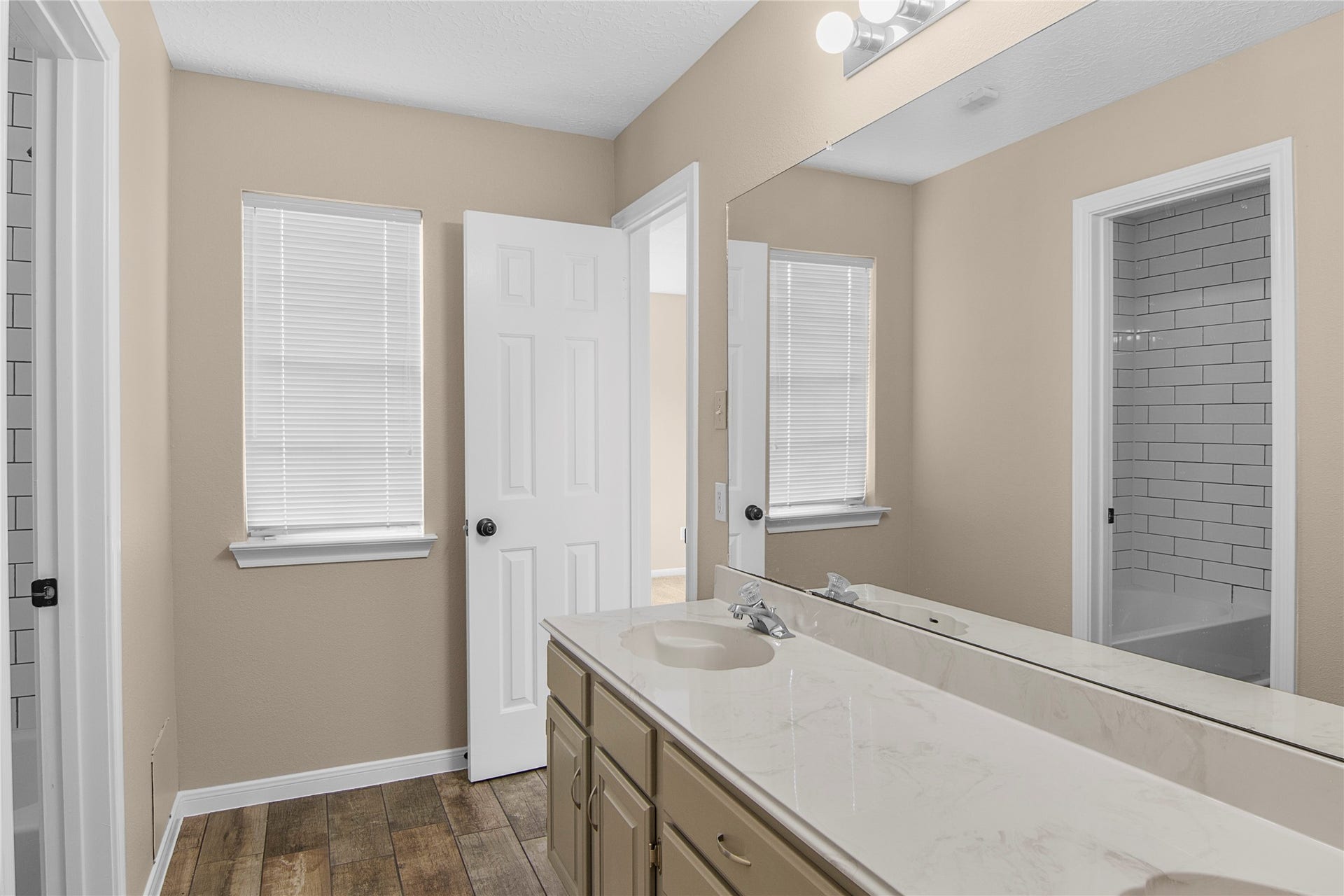 12503 Oakcroft Drive, Houston, TX 77070 shared bathroom leading to bedroom 2