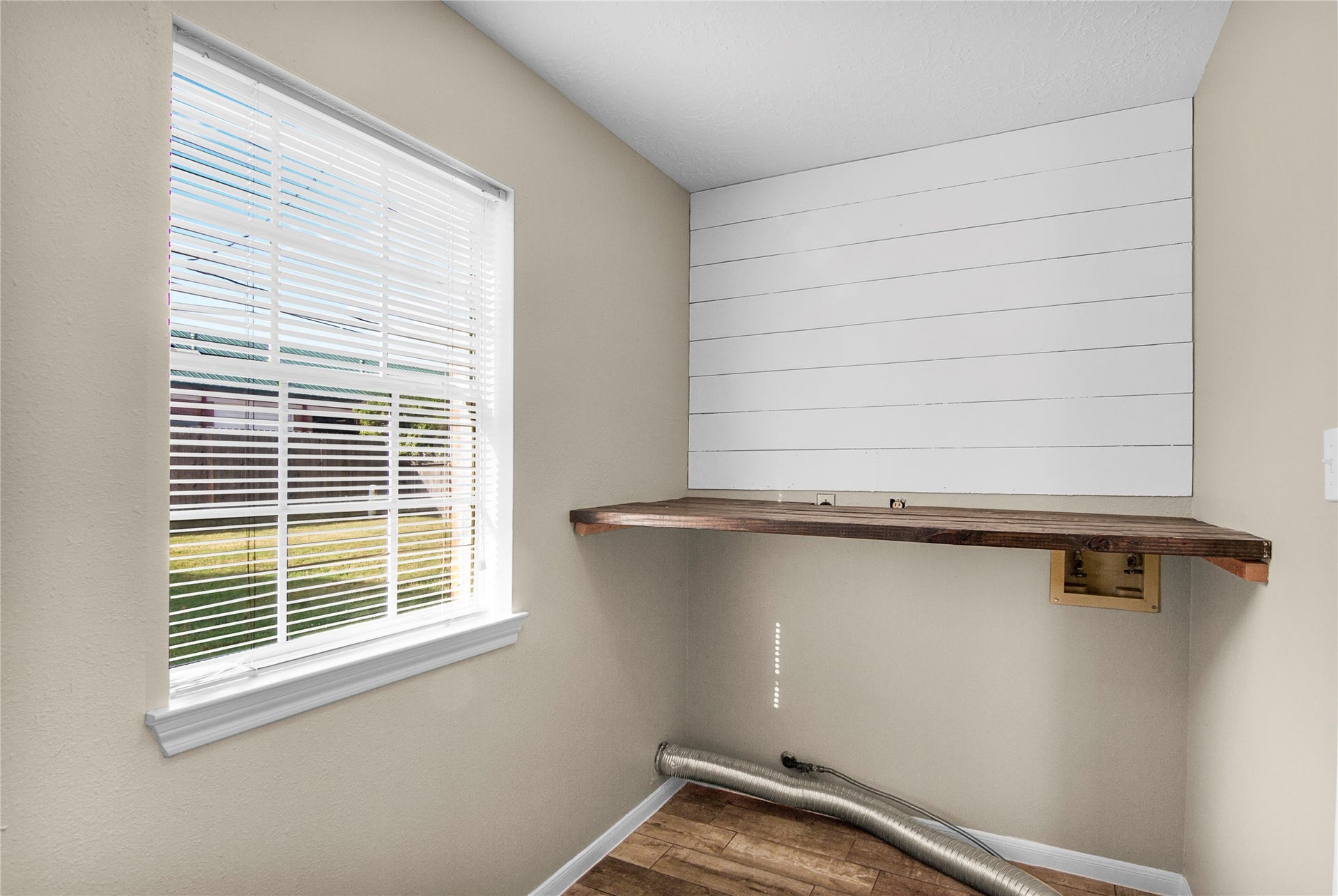 12503 Oakcroft Drive, Houston, TX 77070 W/D room off of the breakfast area