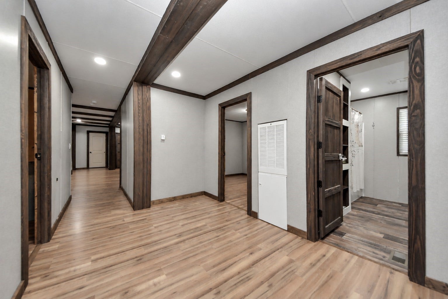 12565 Royal Green Drive, Conroe, TX 77303 Spacious hallway connecting the secondary bedrooms.