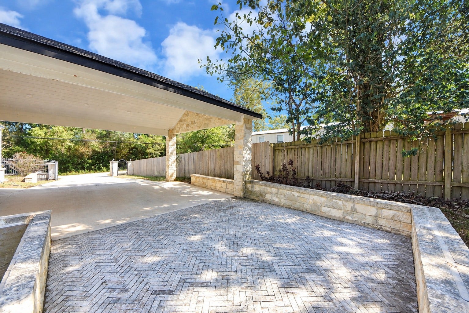 12565 Royal Green Drive, Conroe, TX 77303 Spacious open-air paver patio with stone accents.