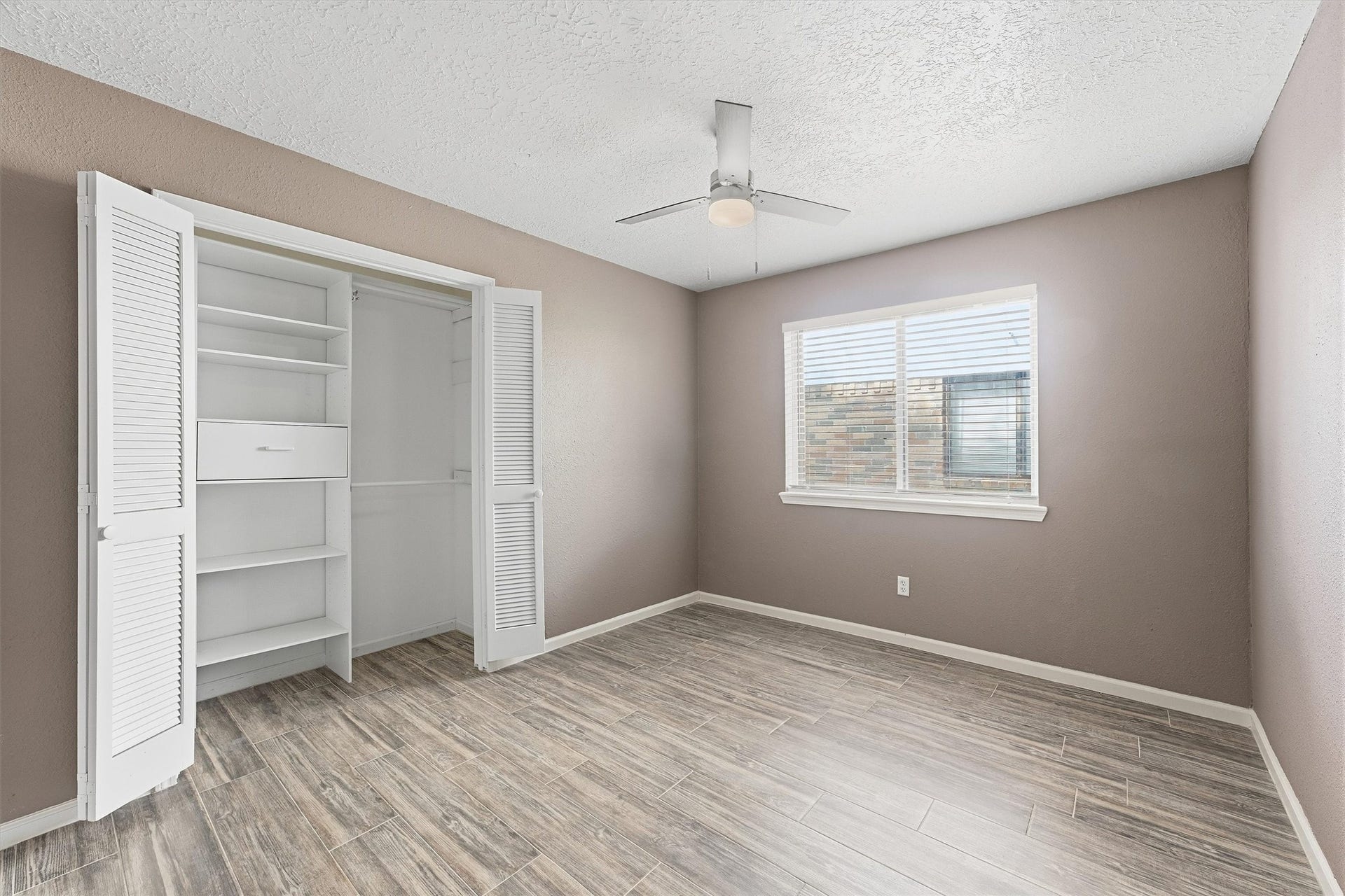 Large secondary bedroom
