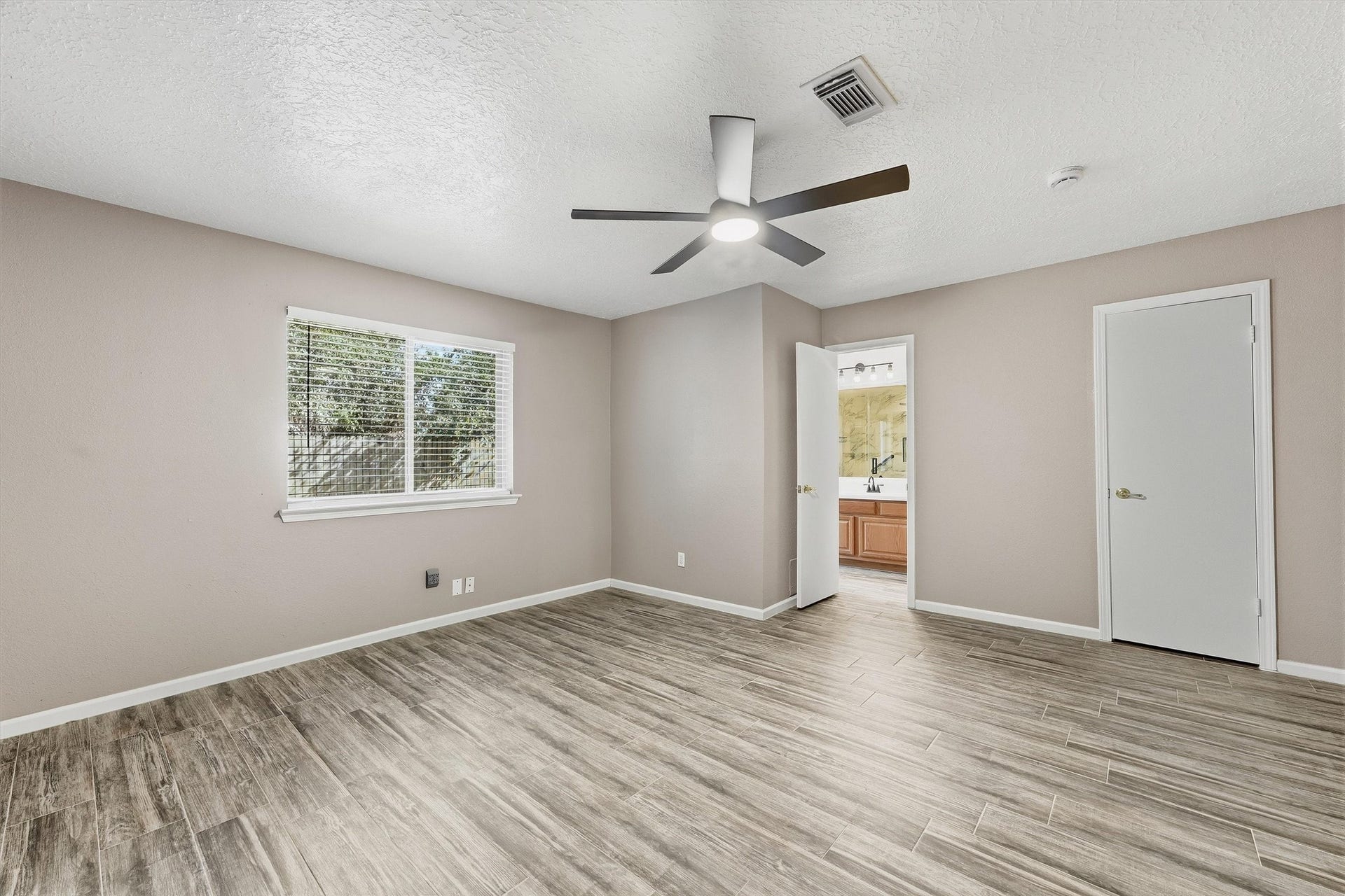 Spacious primary suite!