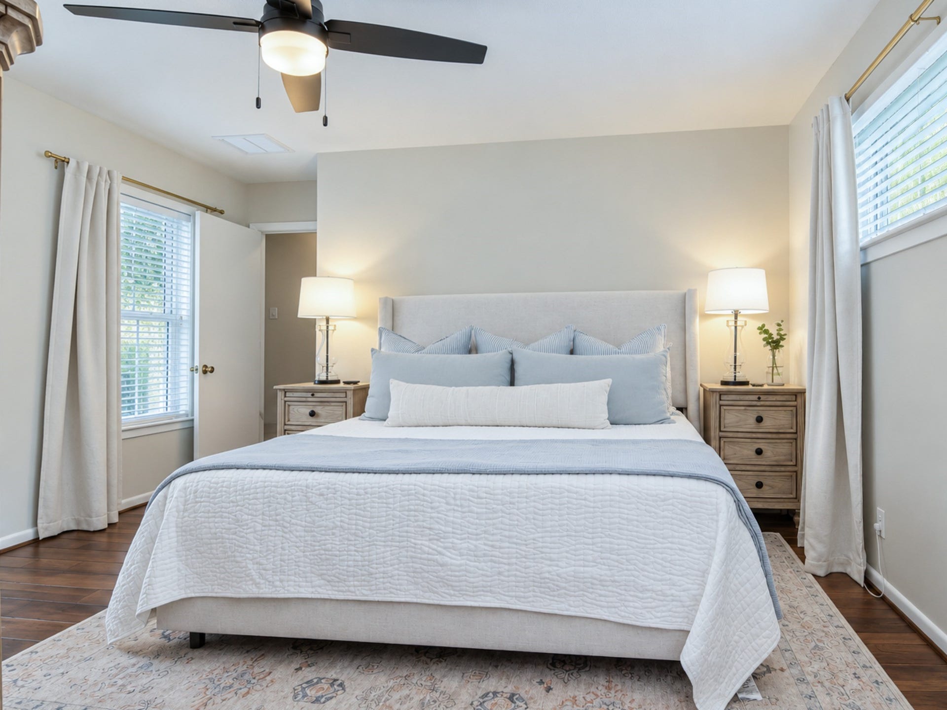 5611 Cheena Drive, Houston, TX 77096 Primary suite.