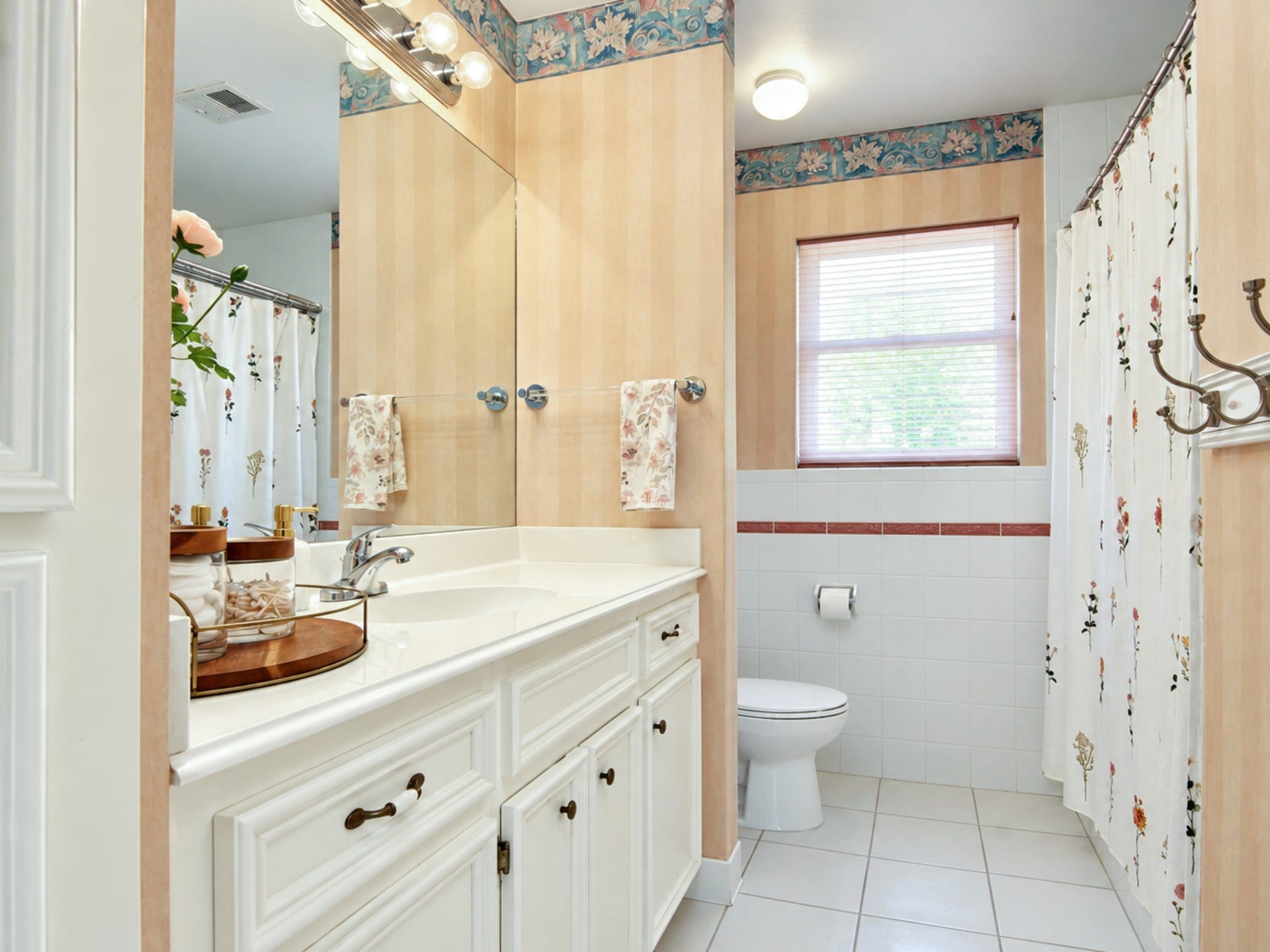 5611 Cheena Drive, Houston, TX 77096 Second full bath