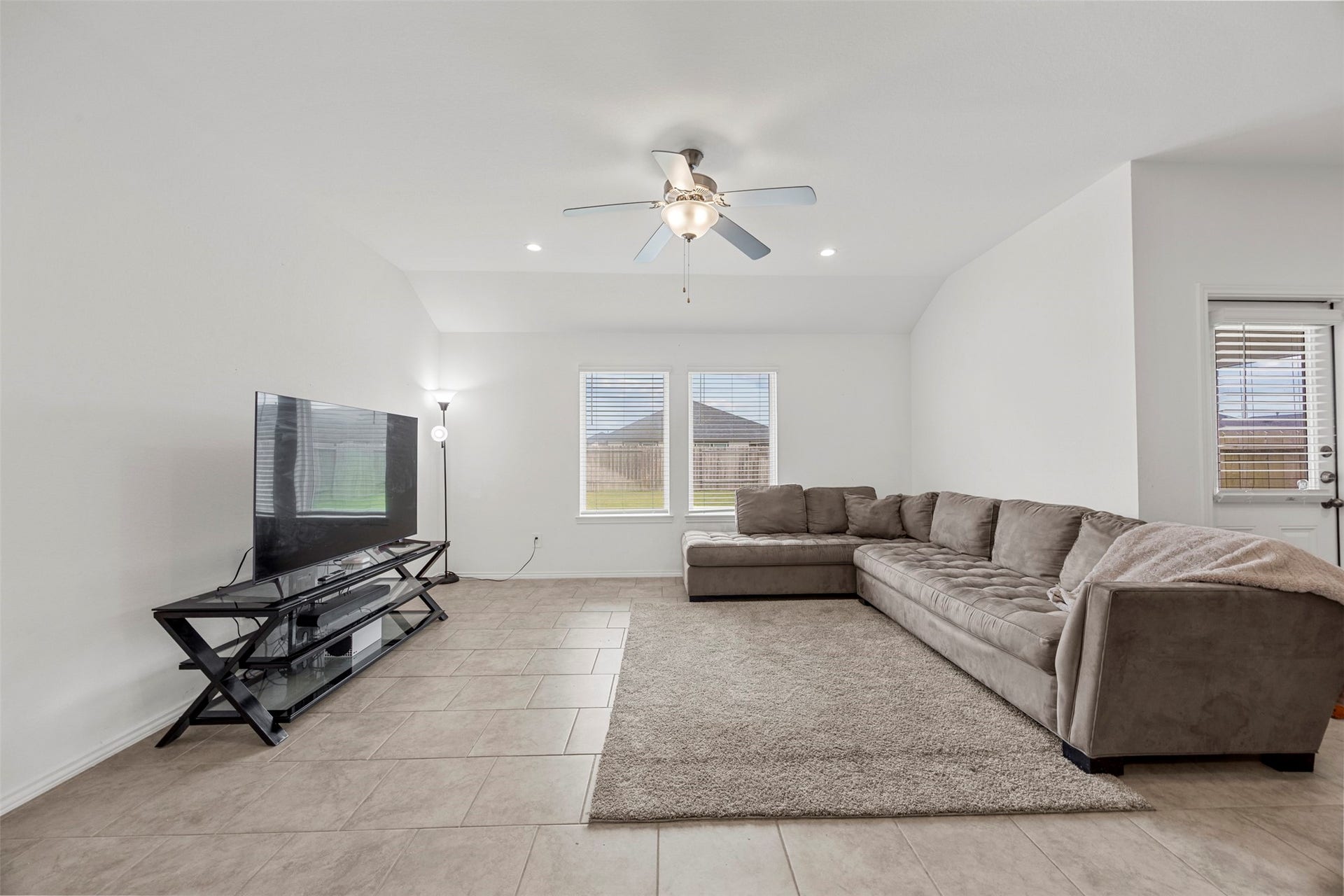 7511 Carson Court, Rosharon, TX 77583 Enjoy a comfortable gathering space with natural light and an effortless connection to the heart of the home.