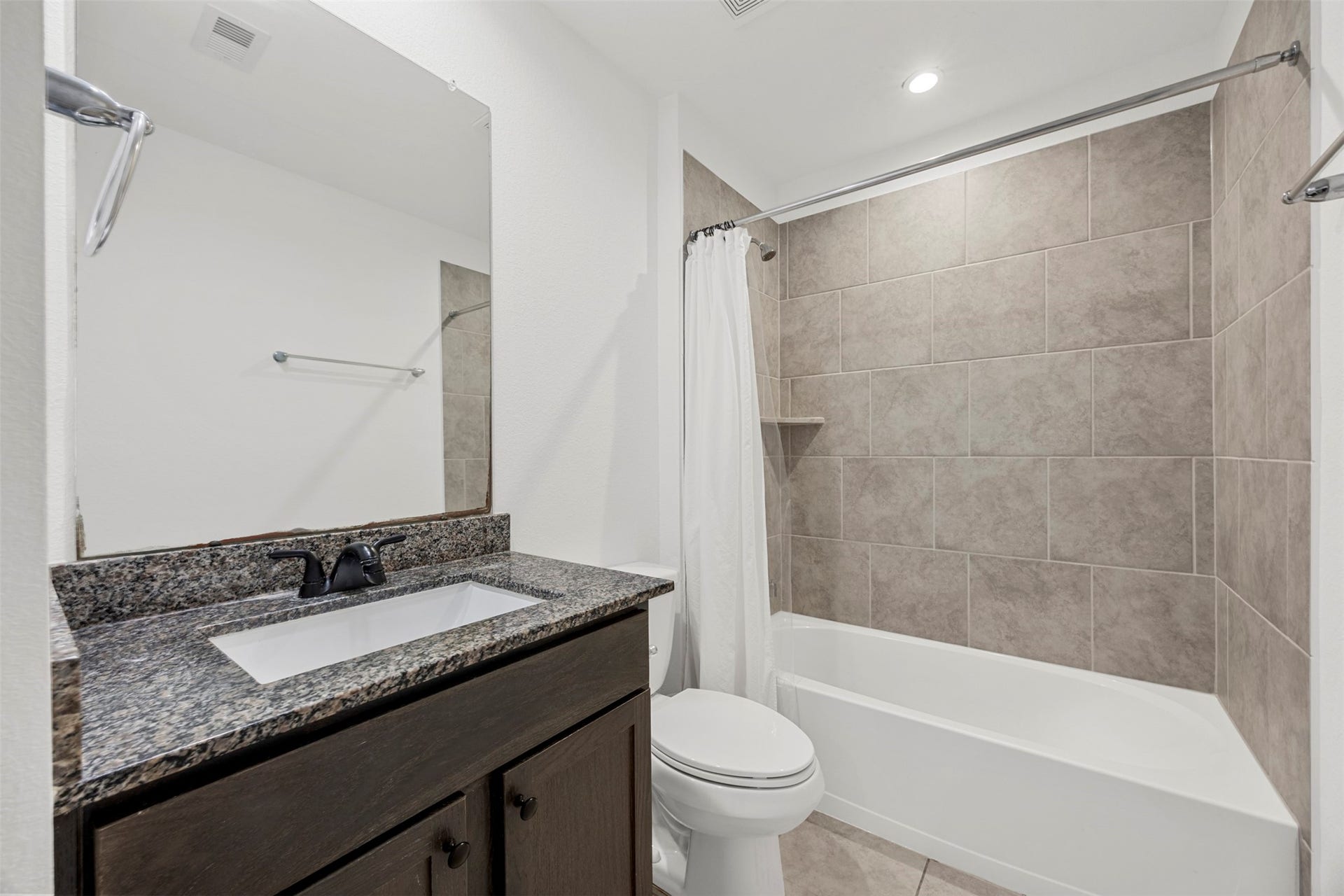 7511 Carson Court, Rosharon, TX 77583 A well-appointed full bathroom featuring a convenient tub-and-shower combination.