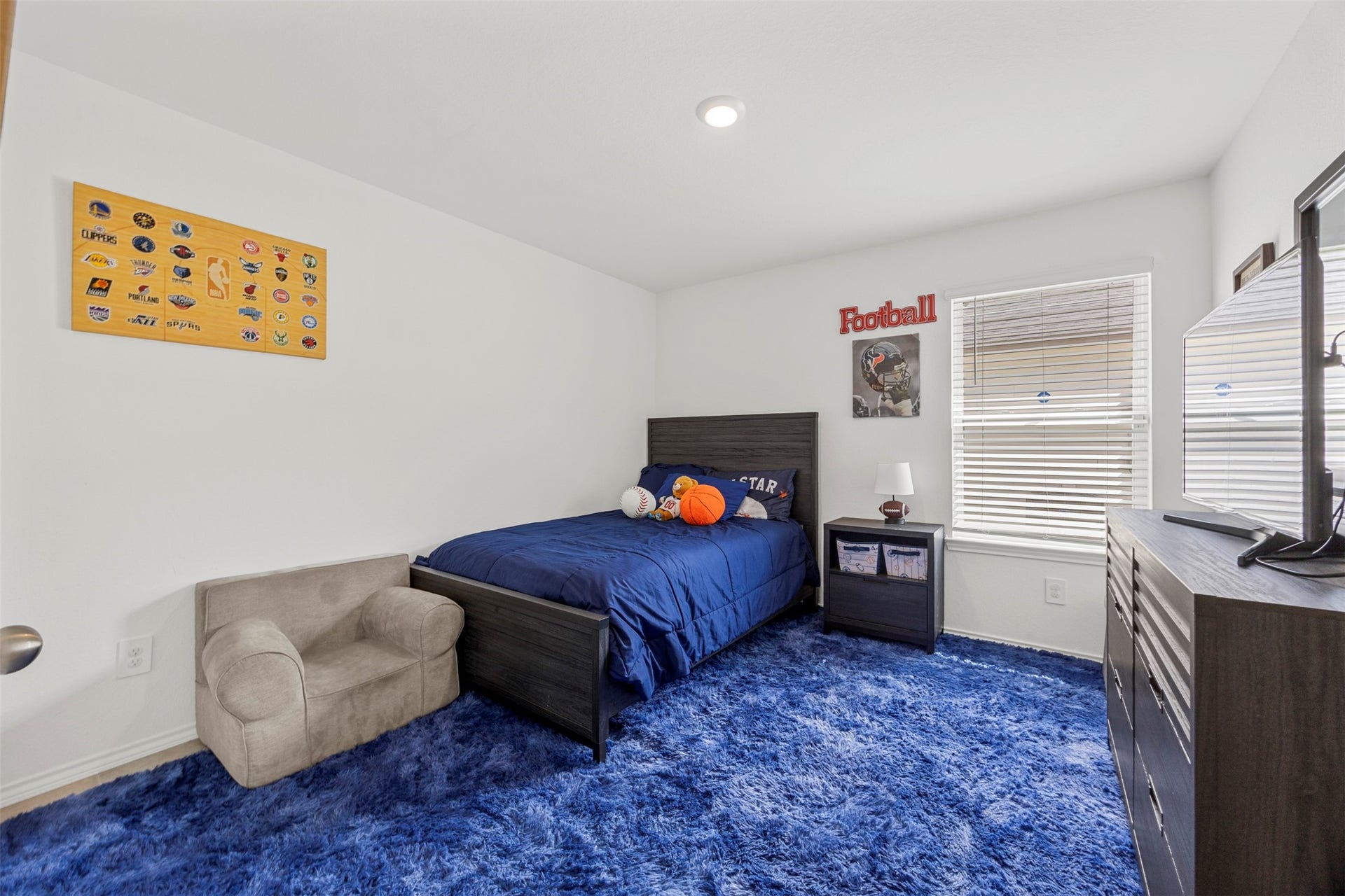 7511 Carson Court, Rosharon, TX 77583 A spacious secondary bedroom with flexibility to suit a variety of needs and personal styles.