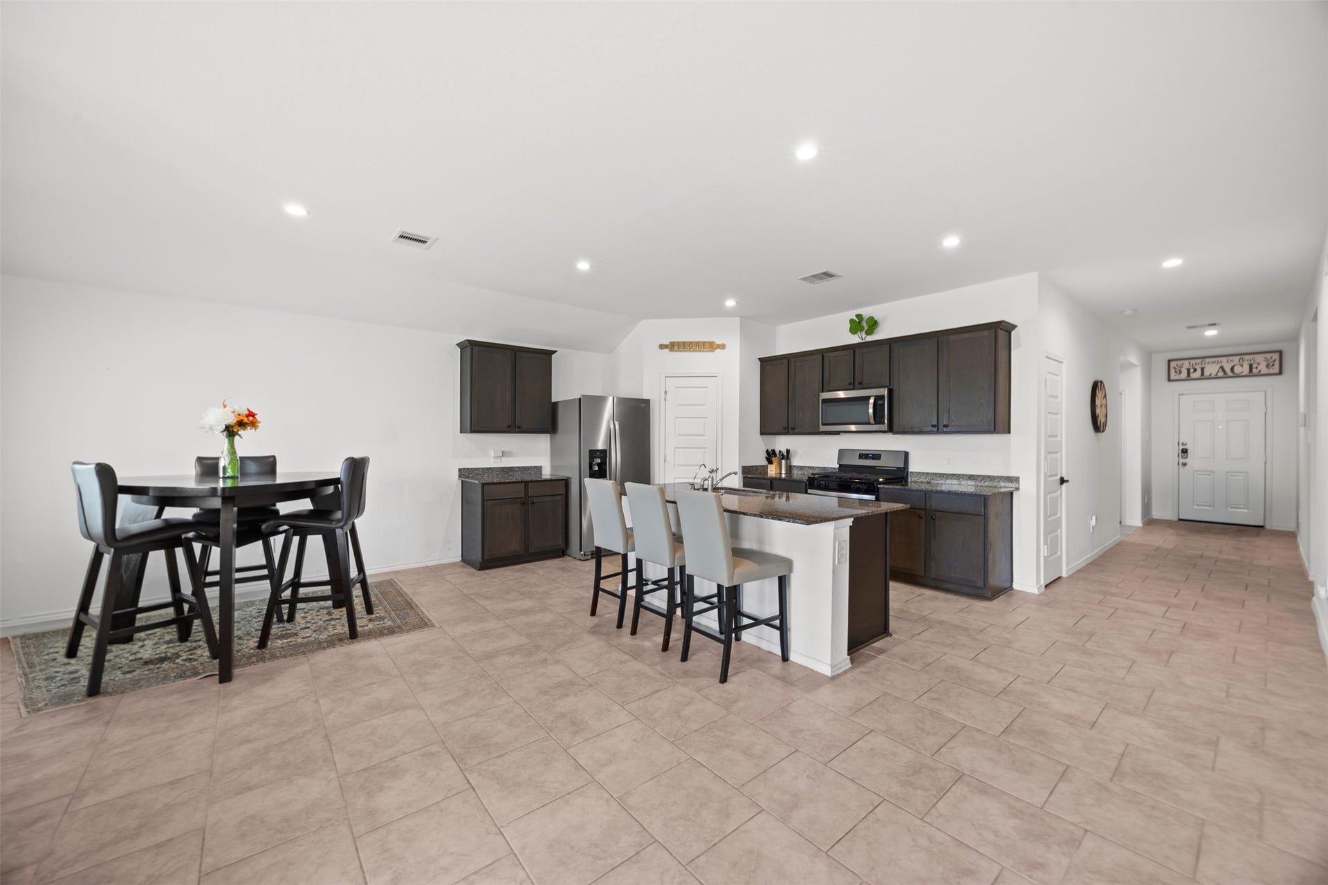 7511 Carson Court, Rosharon, TX 77583 An inviting open-concept design brings the kitchen, dining, and living areas together, perfect for everyday living and entertaining.