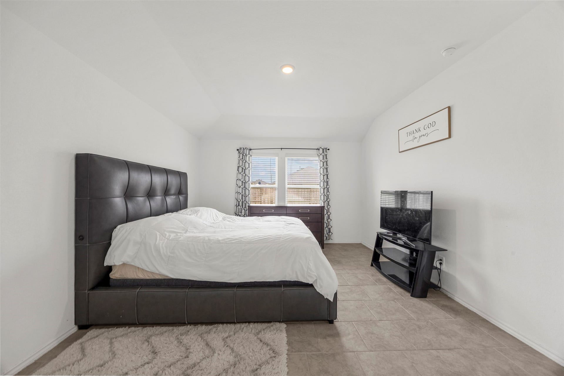 7511 Carson Court, Rosharon, TX 77583 A spacious primary suite with a comfortable layout and plenty of natural light.