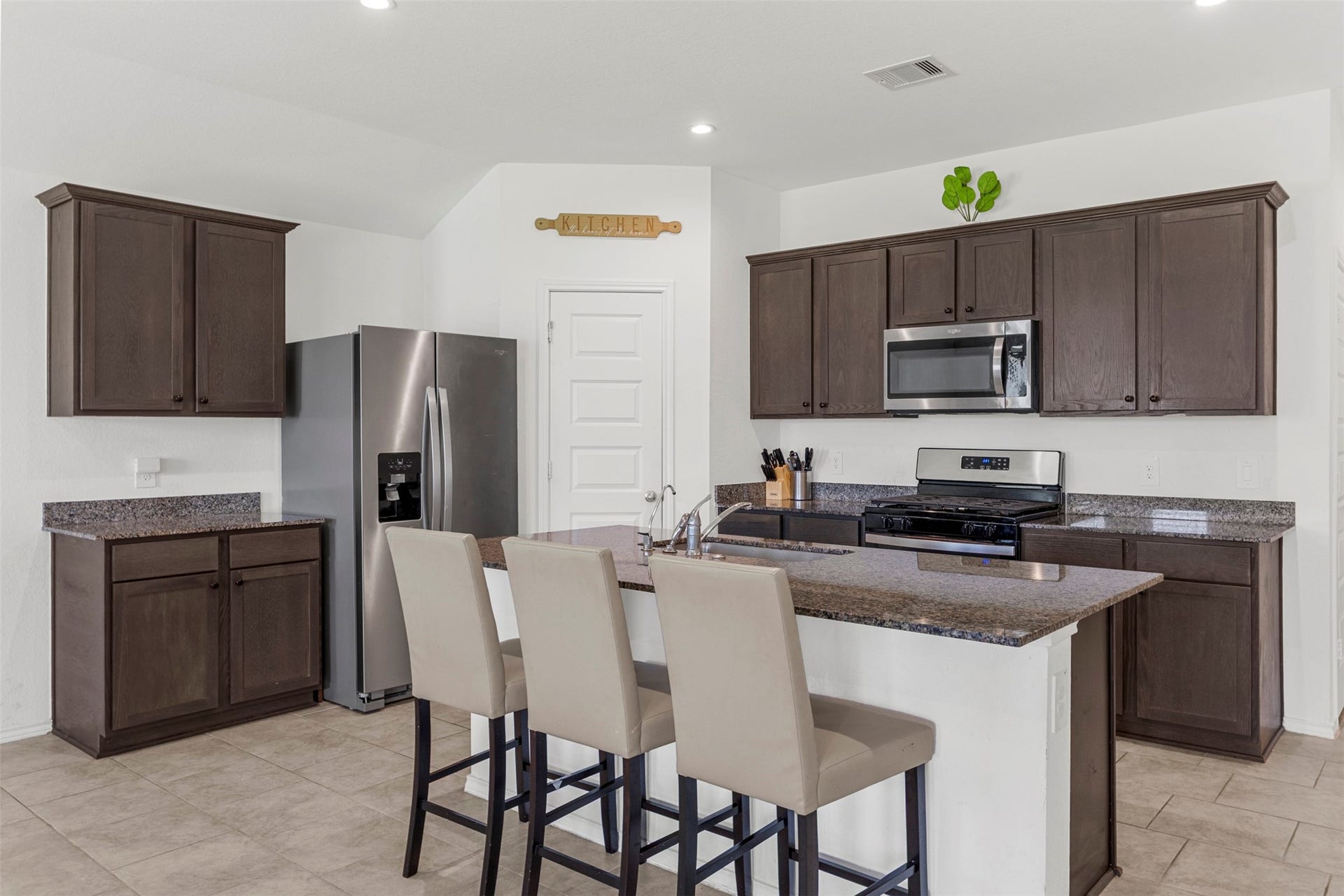 7511 Carson Court, Rosharon, TX 77583 The heart of the home! A stylish kitchen with rich cabinetry, stainless steel appliances, and a convenient island for gathering.