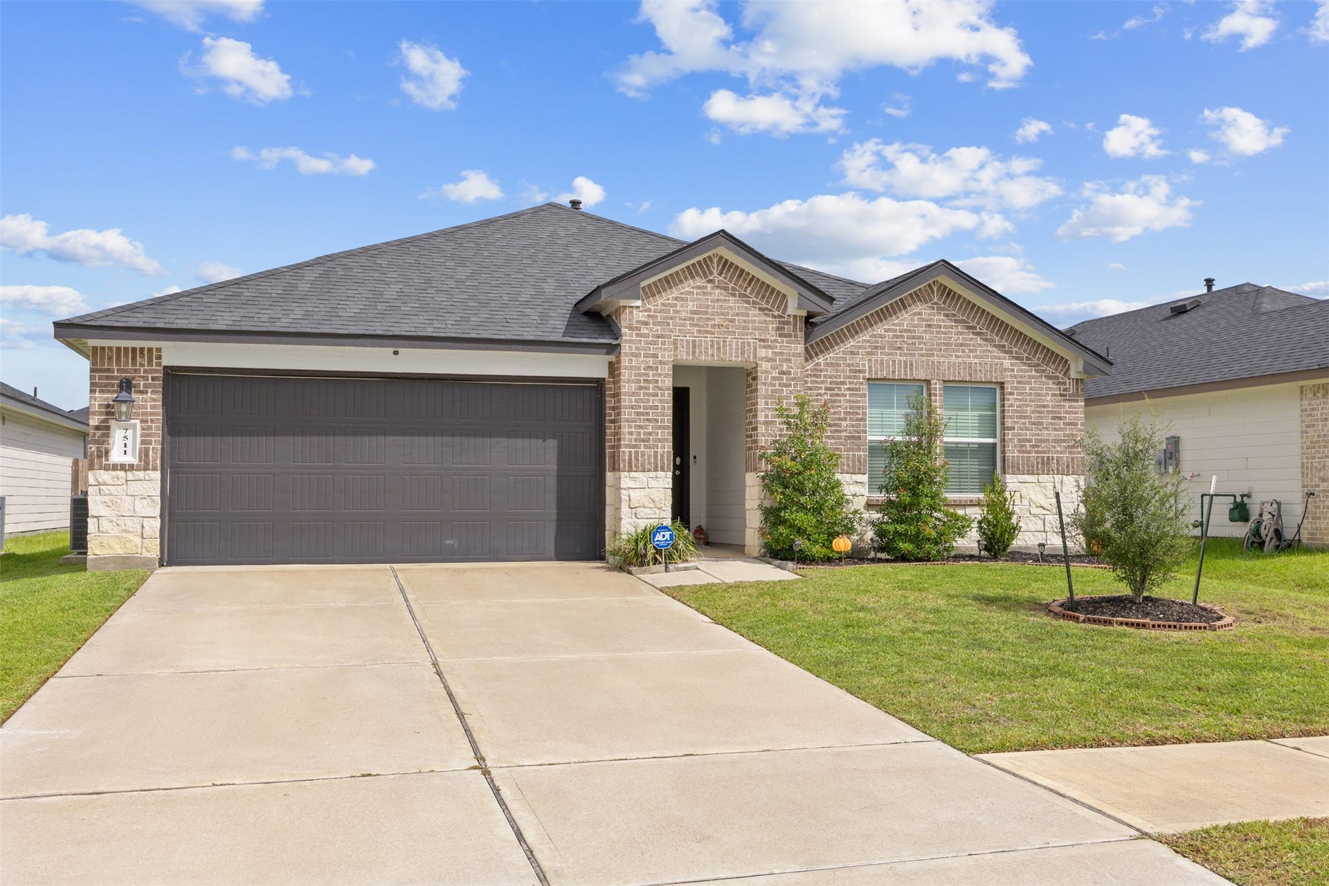 7511 Carson Court, Rosharon, TX 77583 Welcome to 7511 Carson Court! Beautiful curb appeal, a modern single-story design, and a peaceful cul-de-sac setting.