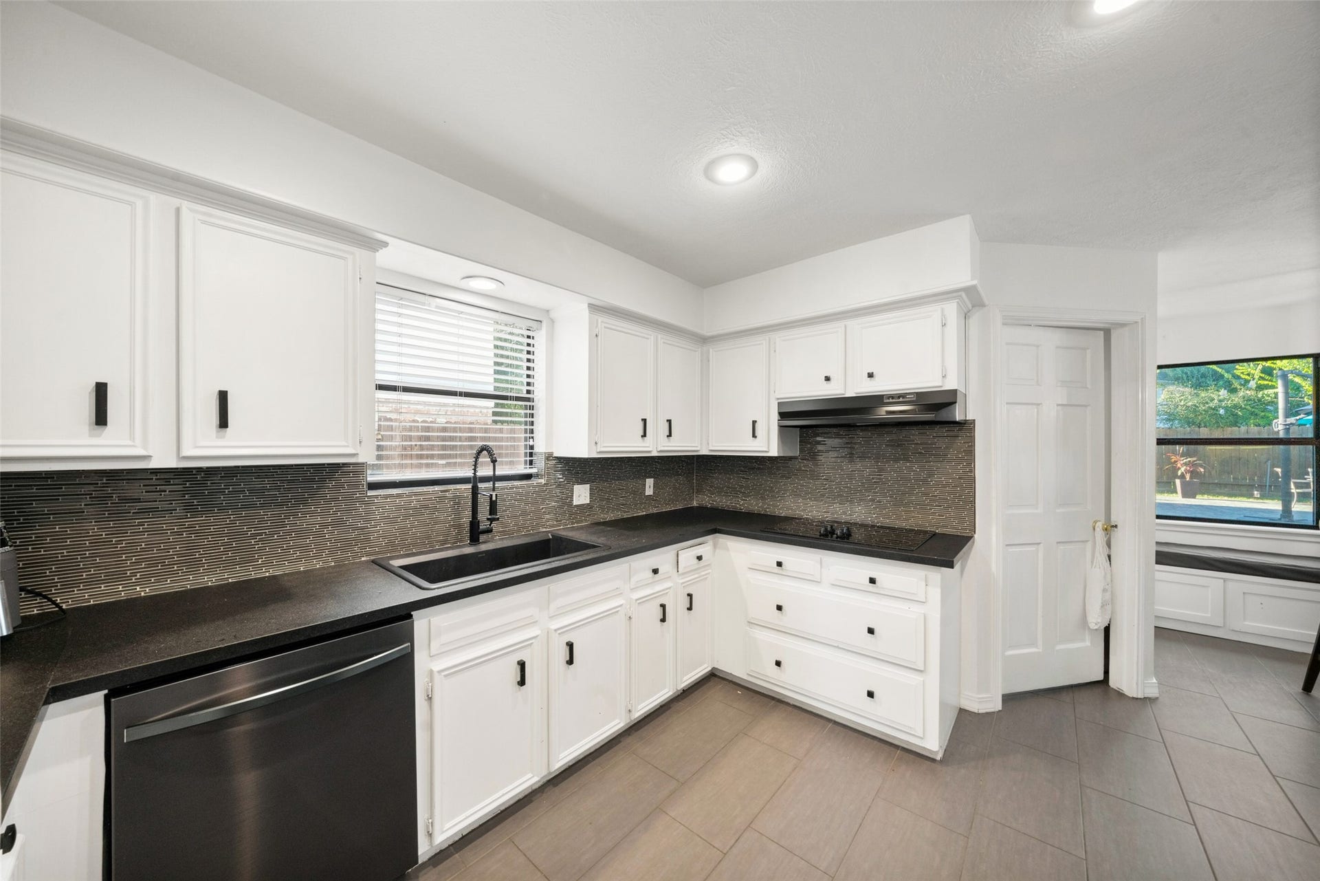 1806 Saddlecreek Drive, Houston, TX 77090 1806 Saddlecreek Drive, Houston, TX 77090