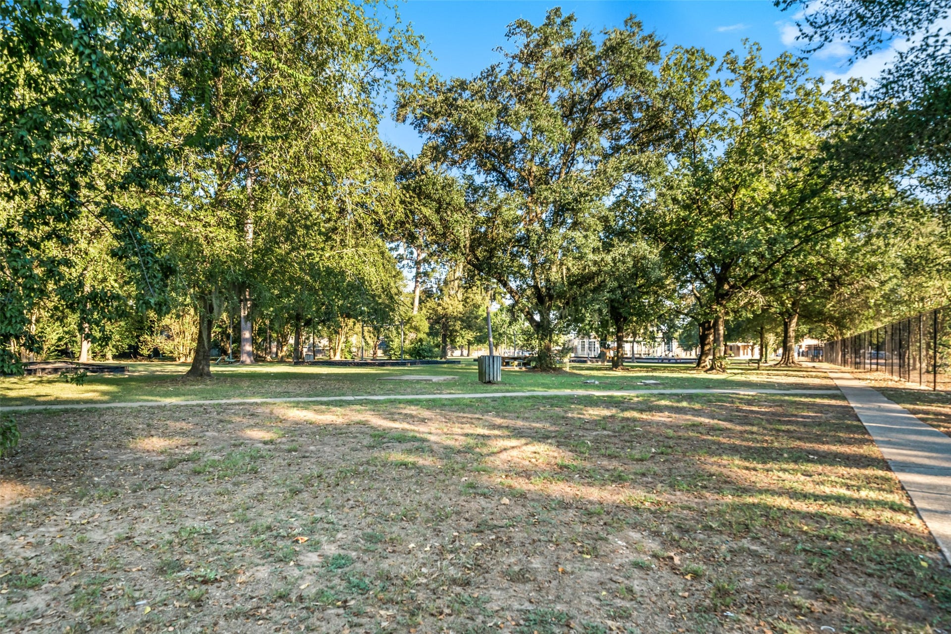 1806 Saddlecreek Drive, Houston, TX 77090 1806 Saddlecreek Drive, Houston, TX 77090