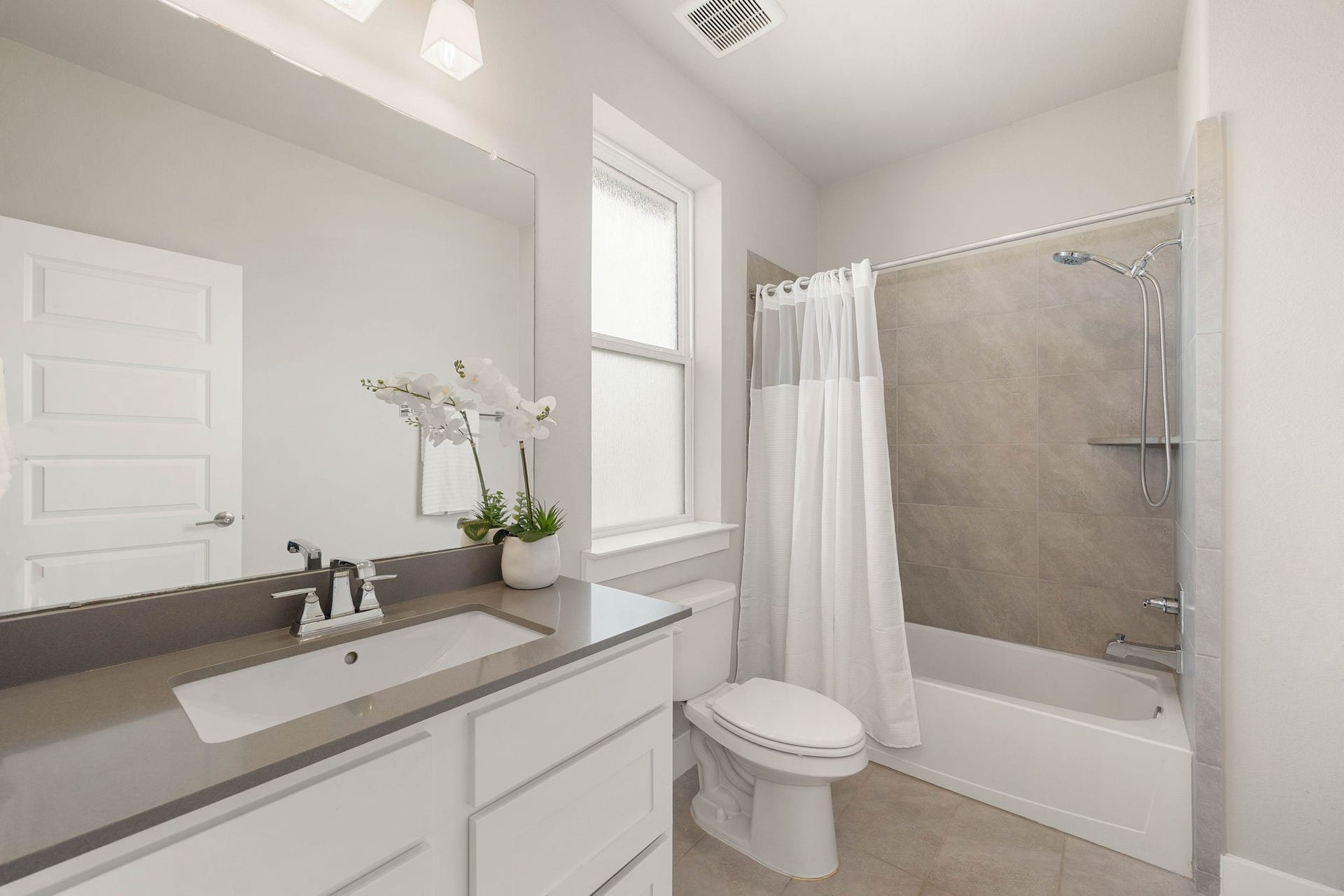 29559 Fulshear Lake Trace, Fulshear, TX 77406 Bathroom #3 is in the hallway, close to the gameroom and the climate controlled flex room.