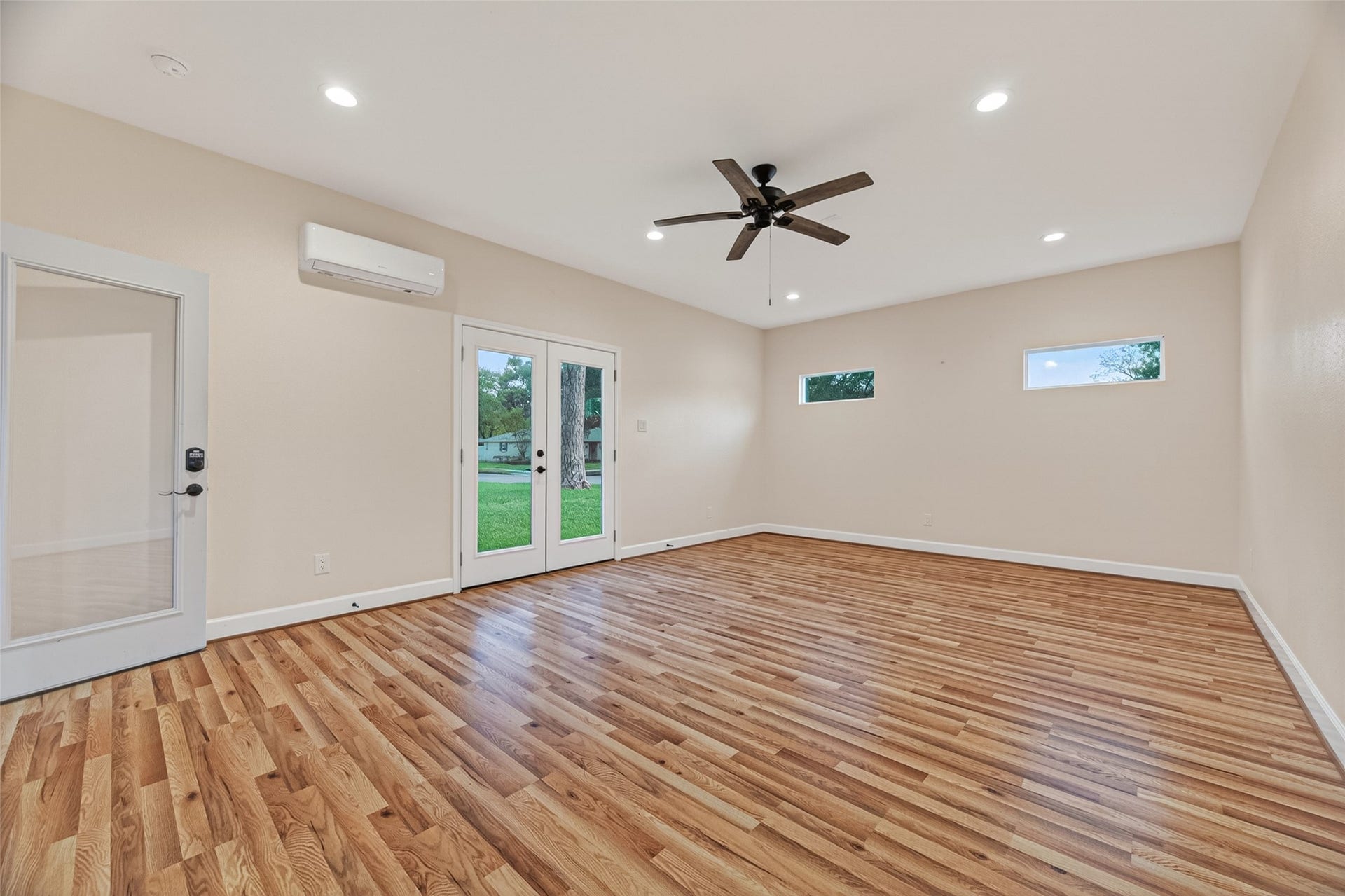 5638 Sanford Road, Houston, TX 77096 Just beyond the oversized garage, this 330 sq. ft. flex space expands the home's possibilities. Whether you envision a private home office, gym, media room, guest suite, or playroom, this versatile addition adapts to your lifestyle.
