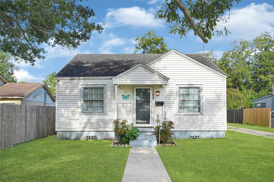 Property photo for 105 Highway Boulevard, Baytown, TX