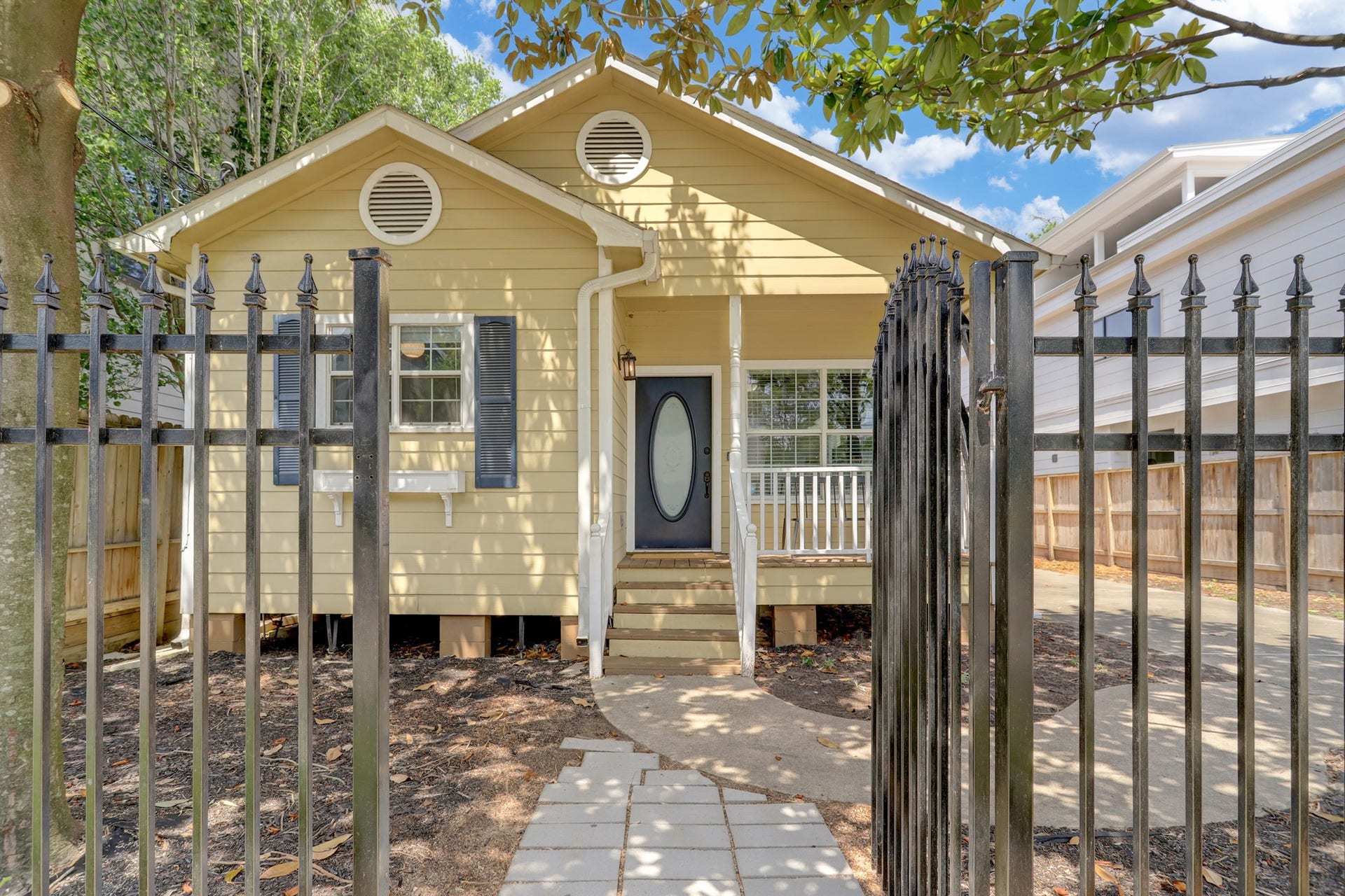 803 Dorothy Street, Houston, TX 77007 Enjoy the character of a traditional Heights home with the convenience of a private driveway and off-street parking.