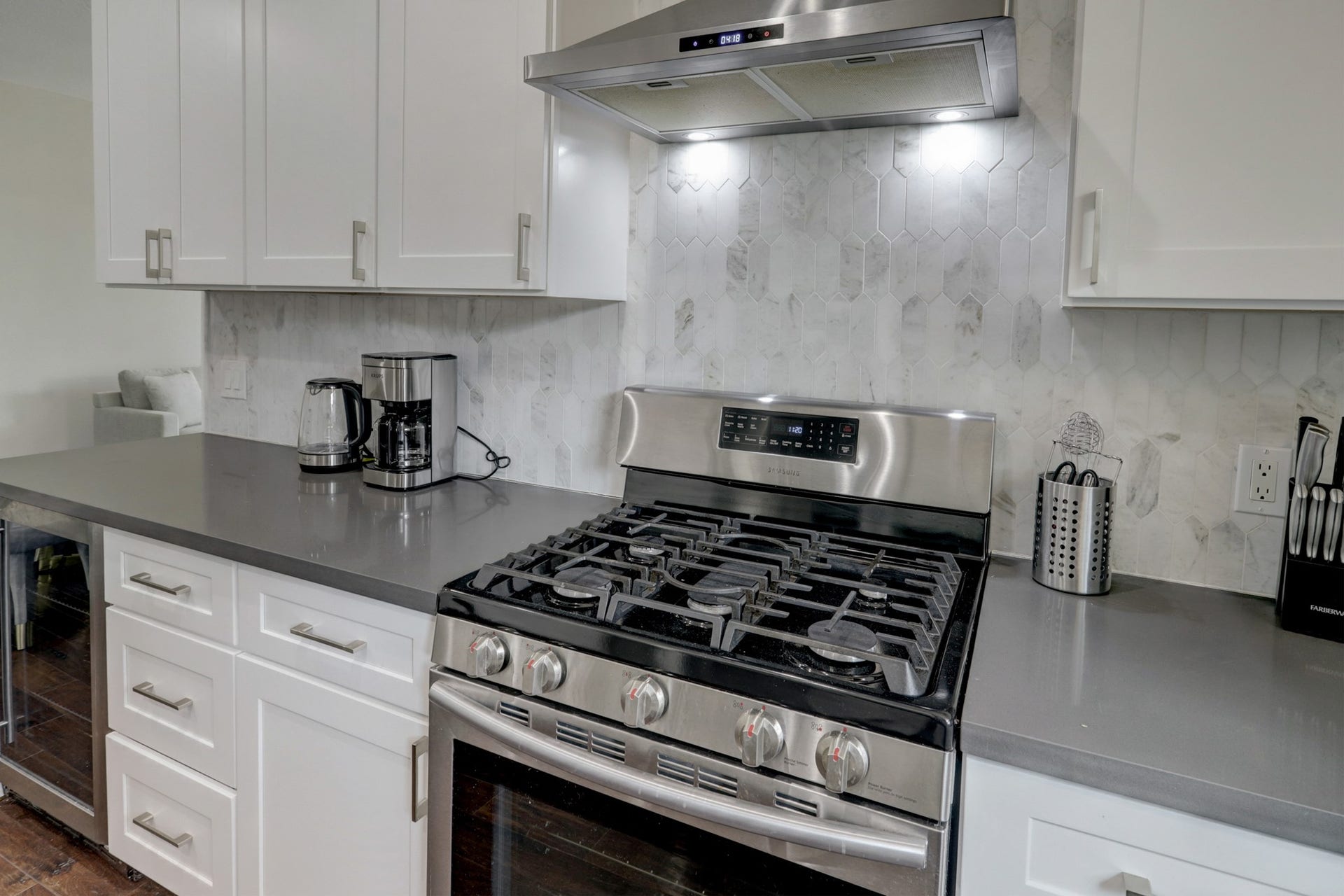 803 Dorothy Street, Houston, TX 77007 Stainless steel range and modern vent hood add both style and functionality to the kitchen. Beverage/wine fridge provides additional storage for cold drinks.