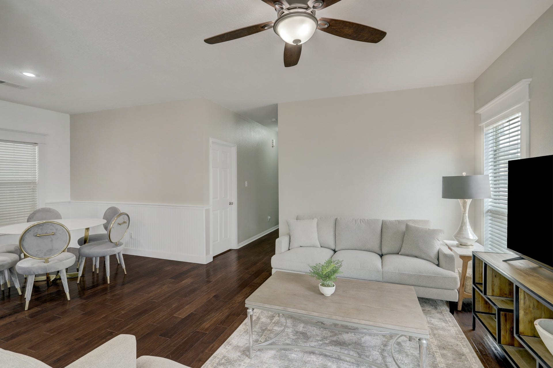 803 Dorothy Street, Houston, TX 77007 Open living and dining areas make everyday living and entertaining easy.