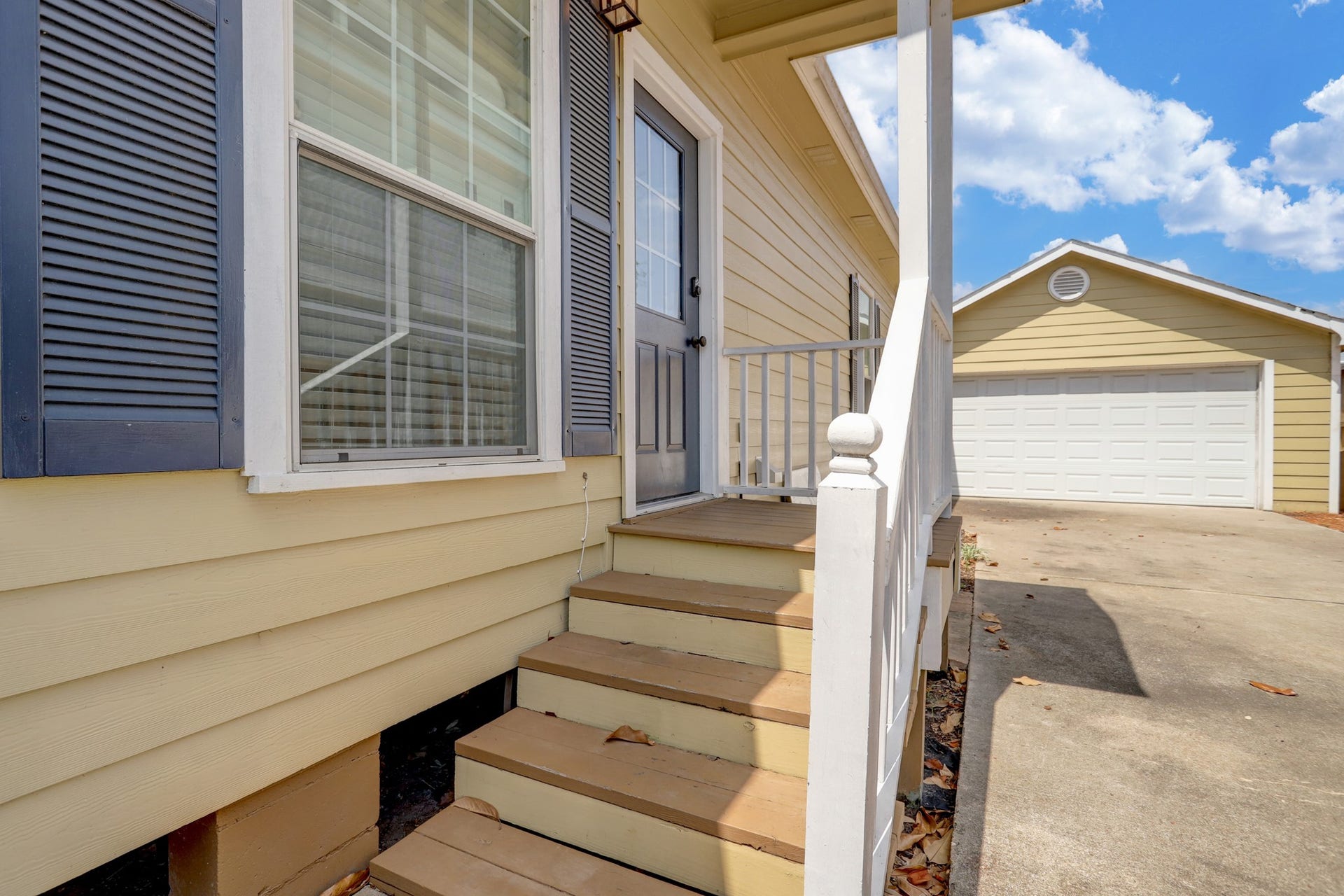 803 Dorothy Street, Houston, TX 77007 Convenient side entrance with direct access to the driveway and outdoor areas.