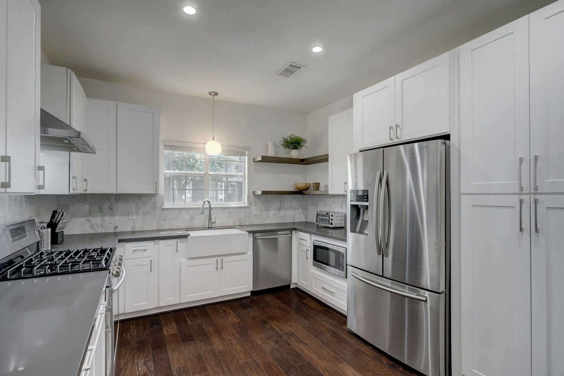 803 Dorothy Street, Houston, TX 77007 Enjoy cooking in this well-equipped kitchen with stainless steel appliances, ample cabinetry, and recessed lighting.