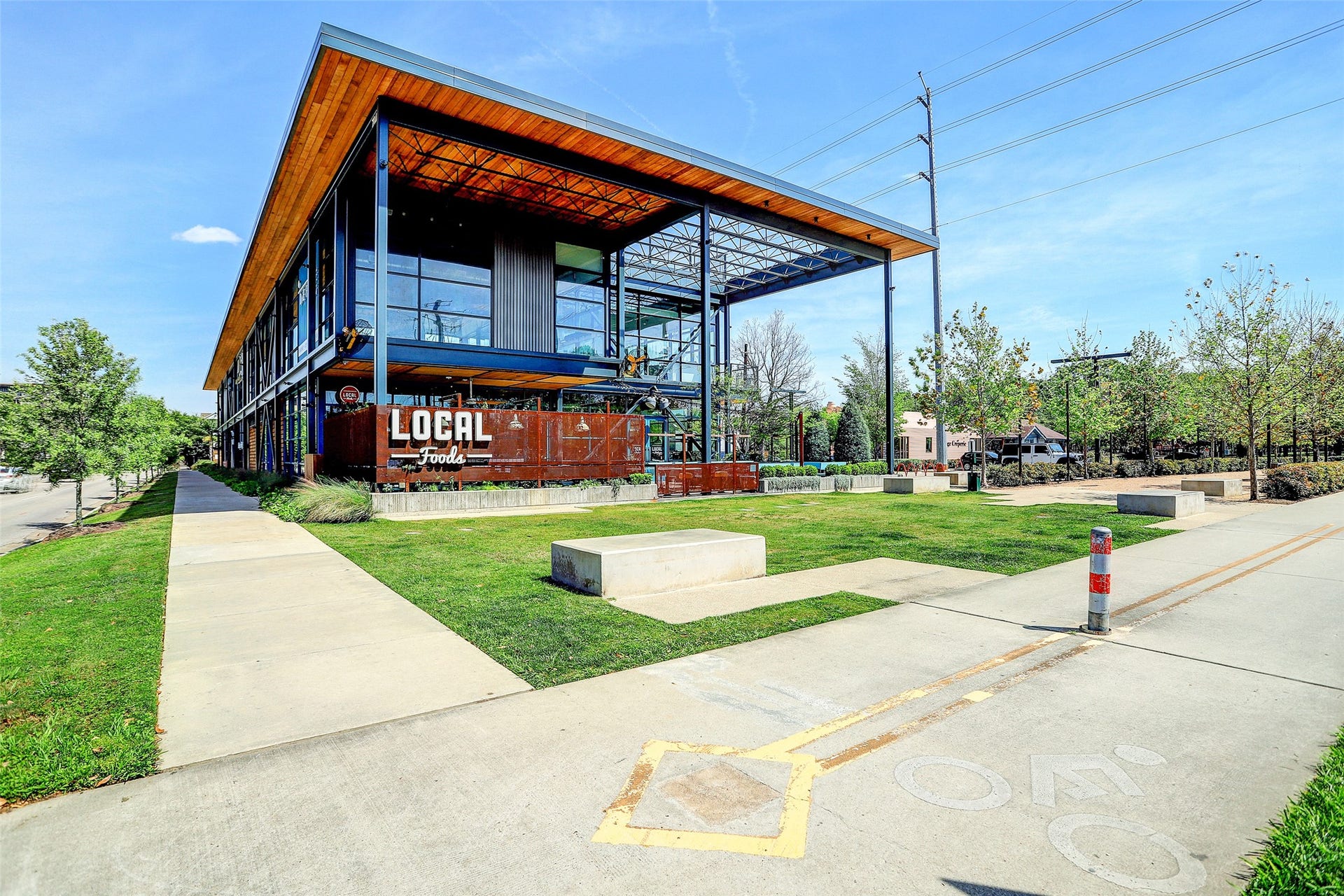 803 Dorothy Street, Houston, TX 77007 Explore Heights Mercantile, a popular neighborhood destination featuring shopping, dining, and local gathering spots. Neighborhood photo.