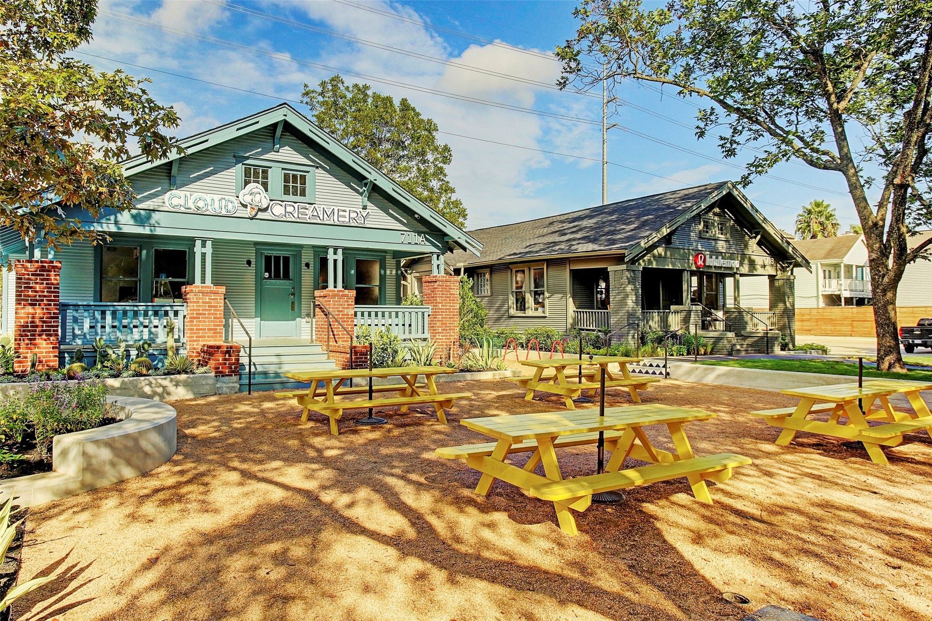 803 Dorothy Street, Houston, TX 77007 Enjoy the distinctive character of the Heights, with neighborhood shops, restaurants, and inviting outdoor spaces. Neighborhood photo.