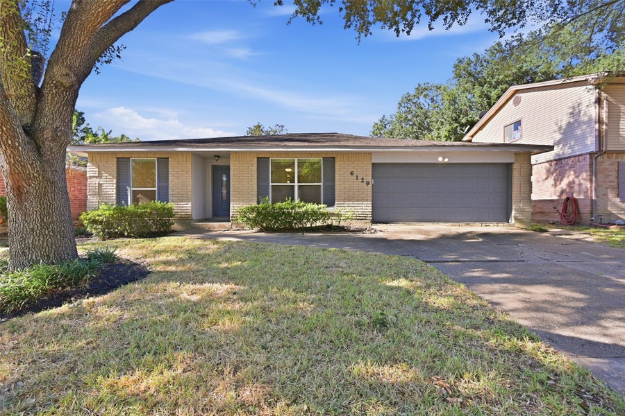 Property photo for 6129 Creekside Lane, League City, TX