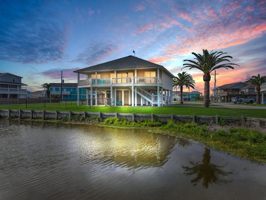 Property photo for 2946 Laguna Drive, Crystal Beach, TX