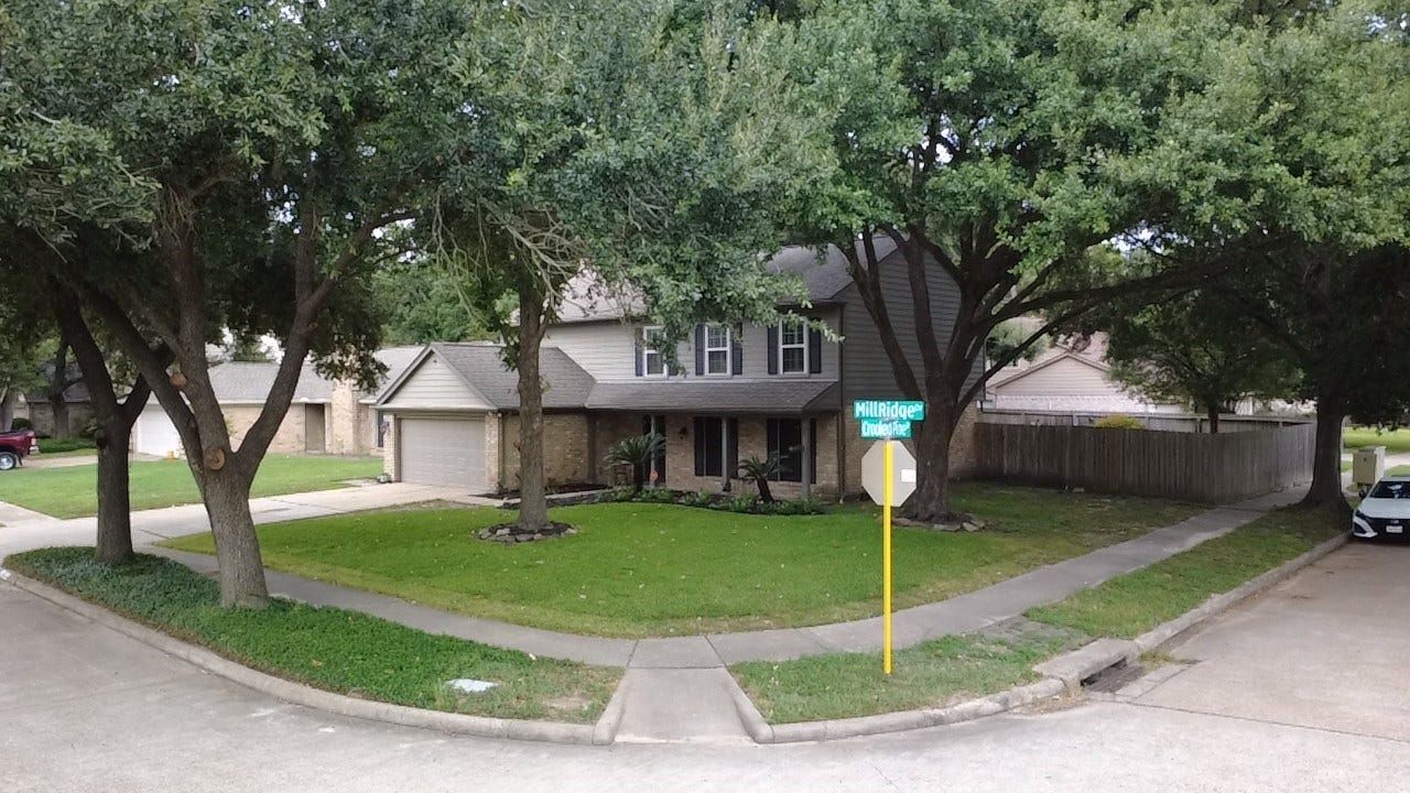 12506 Mill Ridge Drive, Cypress, TX 77429 Spacious driveway with 2 car garage