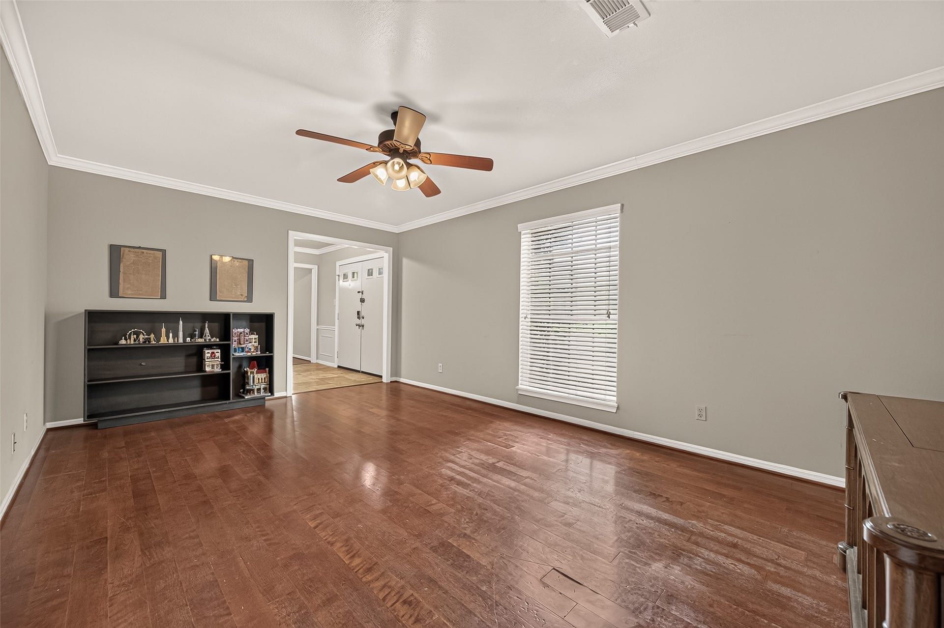 8007 Vickridge Lane, Spring, TX 77379 Charming front room with the perfect setting for a cozy den or library