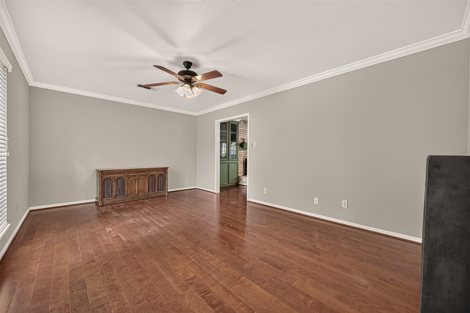 8007 Vickridge Lane, Spring, TX 77379 Charming front room with the perfect setting for a cozy den or library