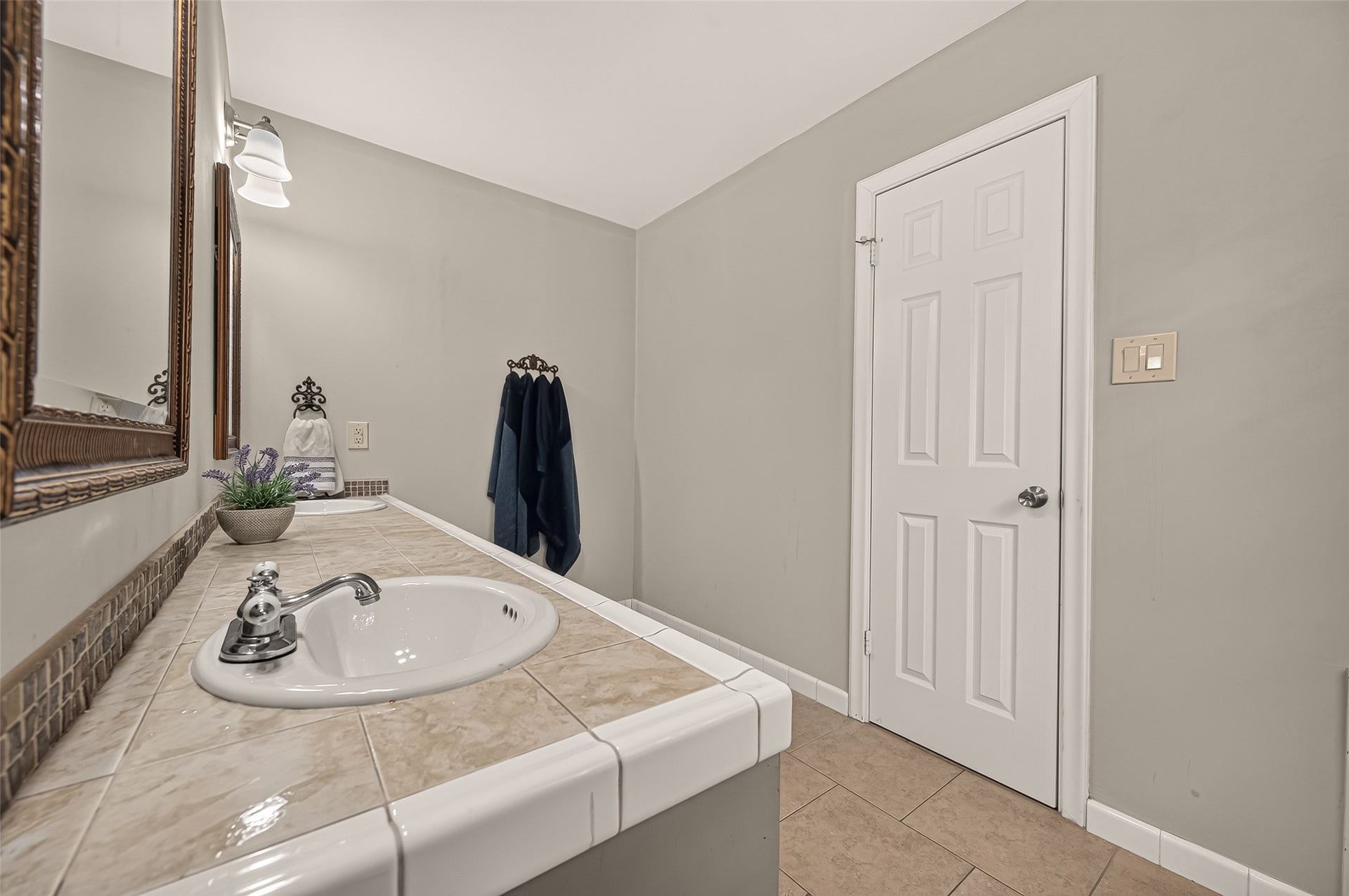 8007 Vickridge Lane, Spring, TX 77379 Secondary Full Bath