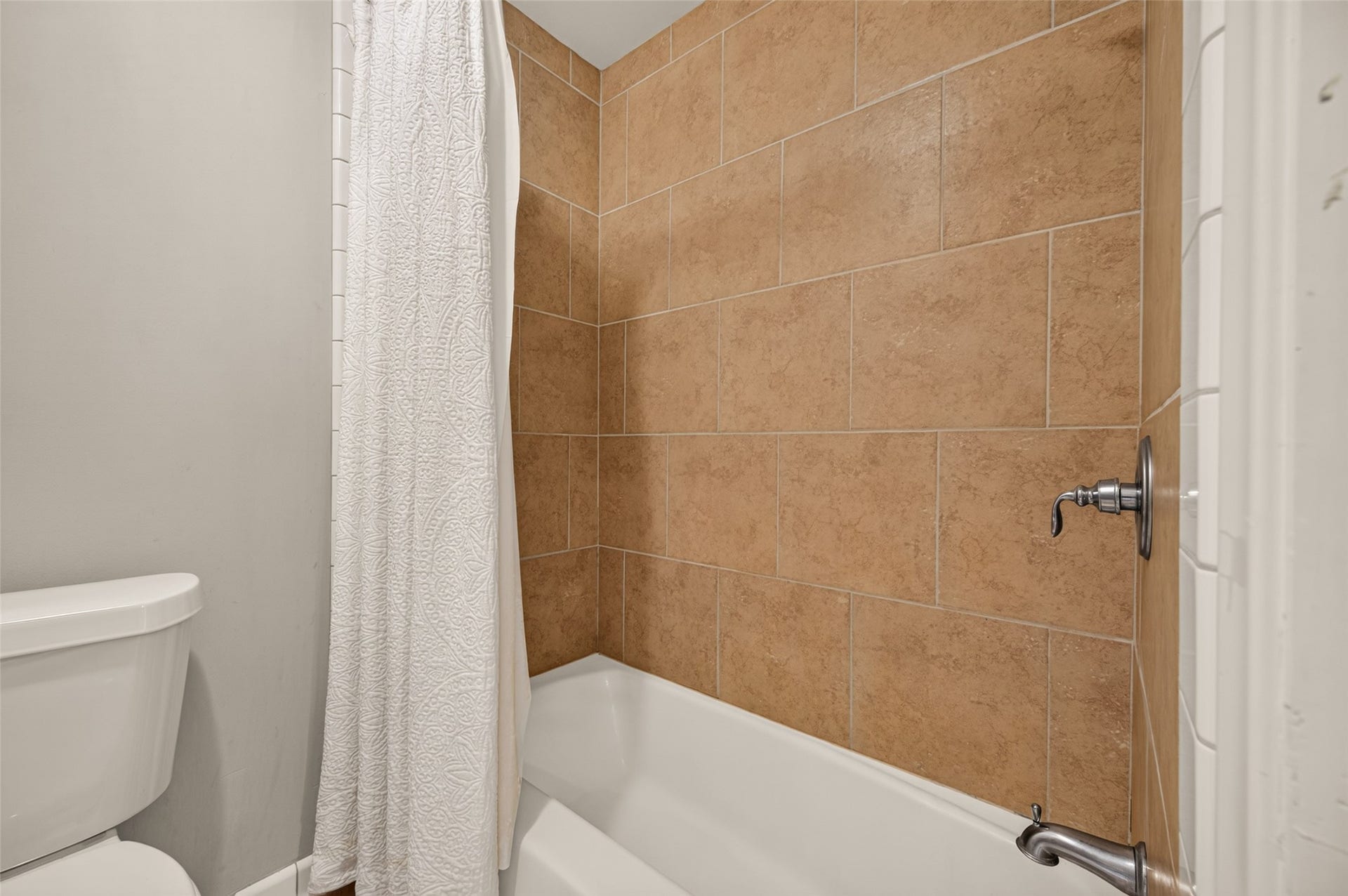 8007 Vickridge Lane, Spring, TX 77379 Secondary Full Bath