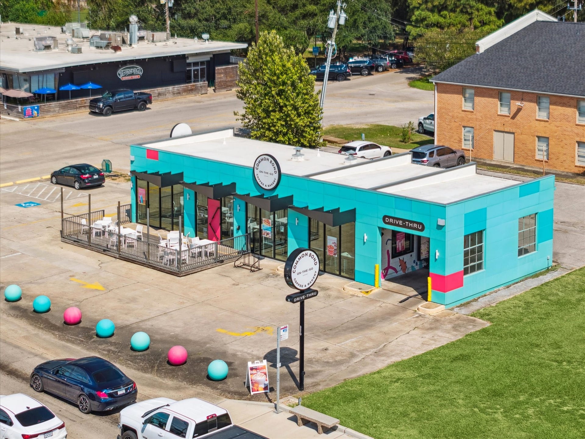 955 W 42nd Street, Houston, TX 77018 Common Bond On-The-Go brings vibrant energy to Garden Oaks with its eye-catching design and
inviting patio. A local favorite for morning coffee runs or casual meetups, this spot serves the same
signature pastries and handcrafted drinks the brand is known for, all with the convenience of a drive-thru.