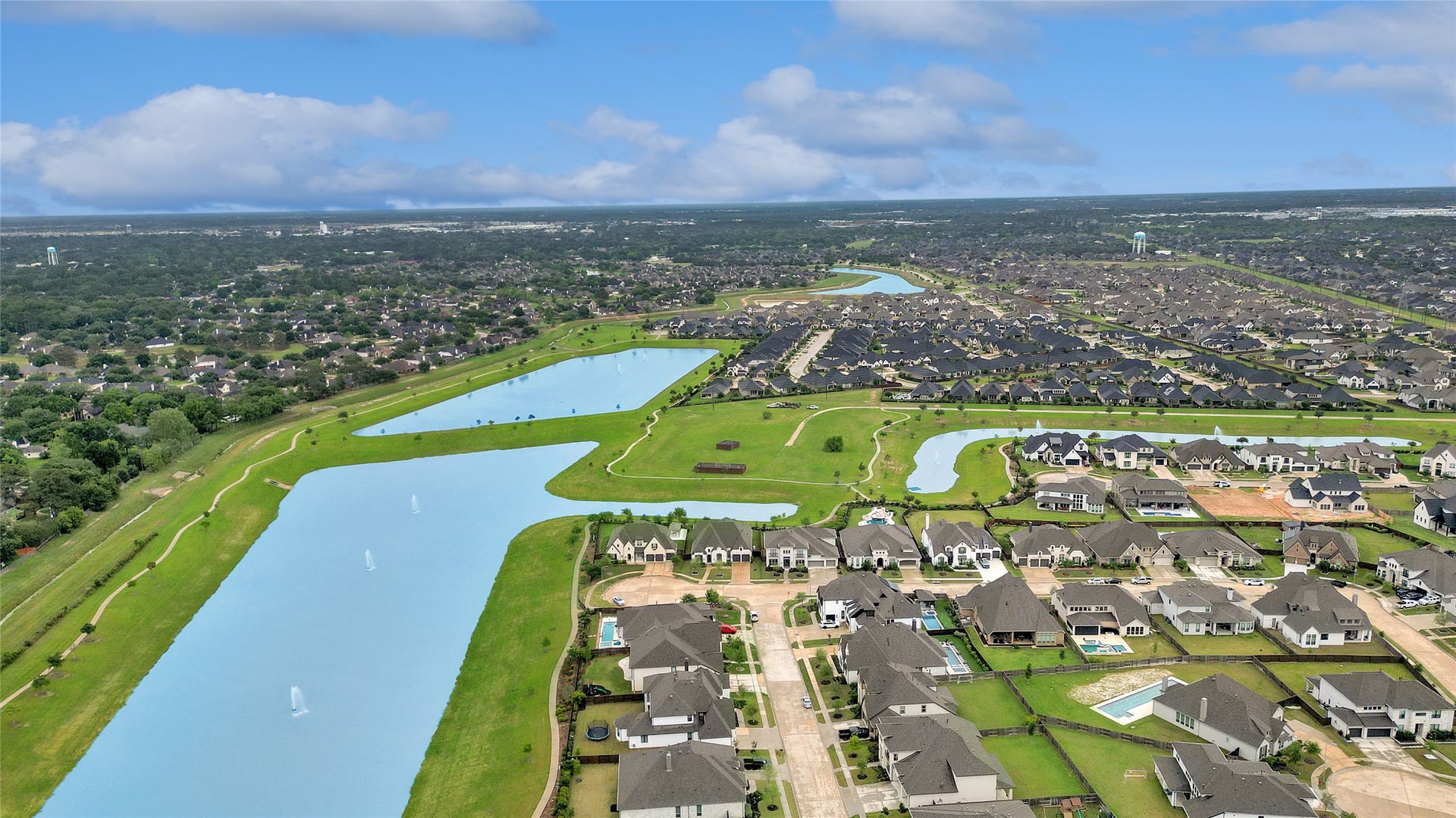 6707 Nimitz Court, Katy, TX 77493 Prime cul-de-sac setting with nearby ponds and open greenbelt areas, offering a sense of space and neighborhood connectivity.