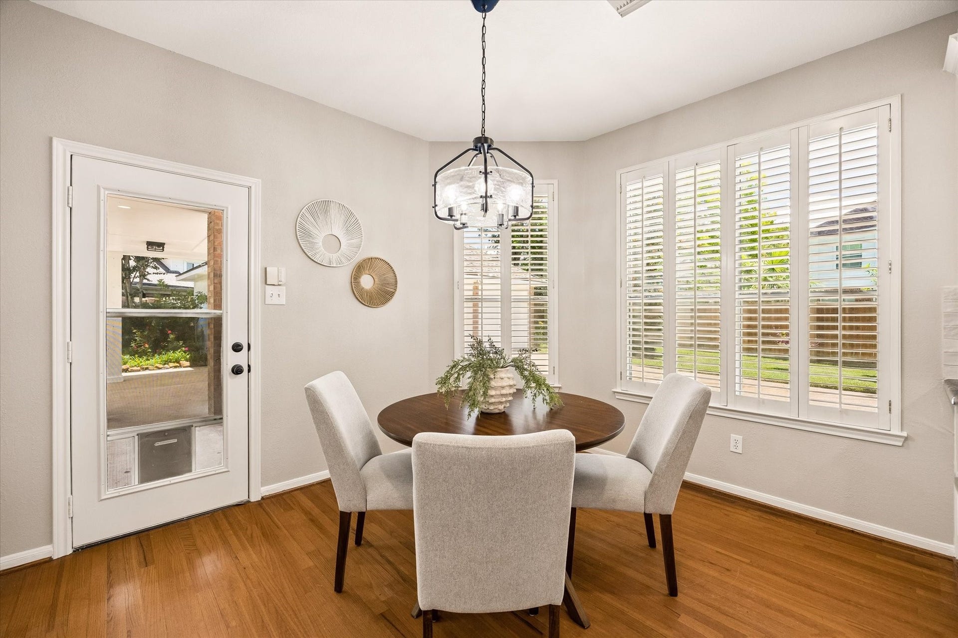 7535 Guinevere Drive, Sugar Land, TX 77479 The sunny breakfast nook overlooks the covered back patio and offers easy access to outdoor living spaces. Updated lighting, plantation shutters, storm door, wood flooring, large windows