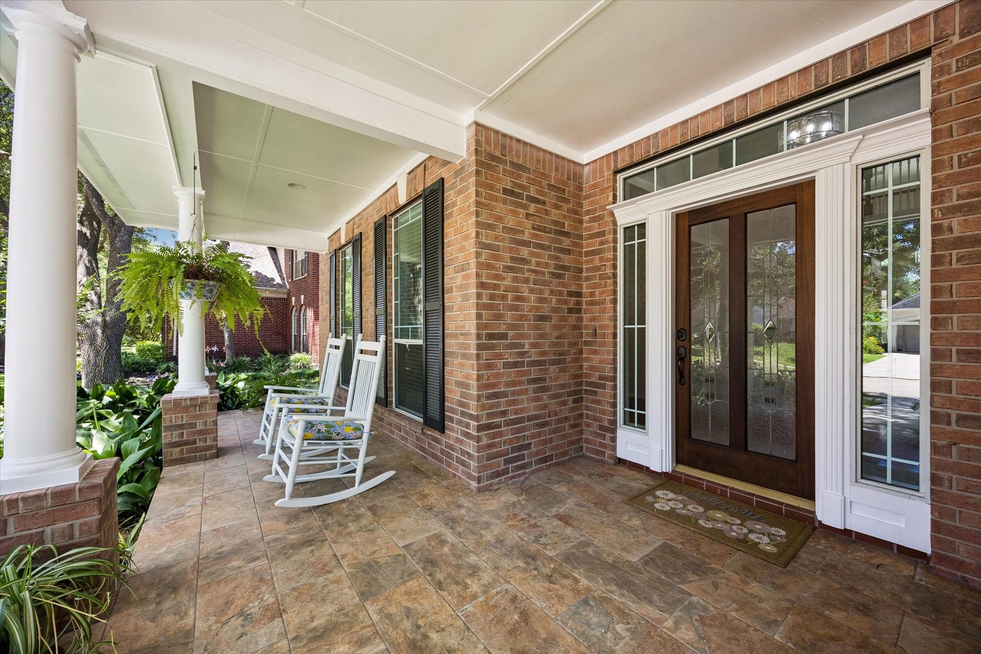 7535 Guinevere Drive, Sugar Land, TX 77479 Maintained and Updated! Enjoy relaxing on the front porch
