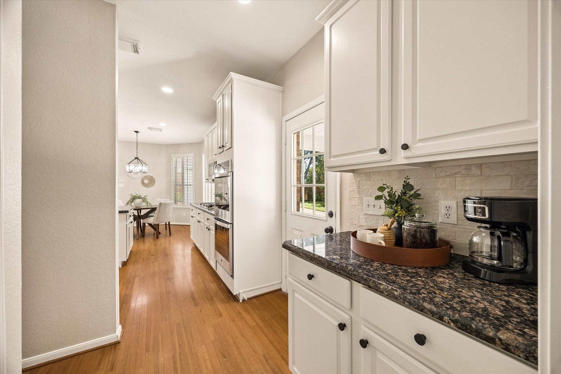 7535 Guinevere Drive, Sugar Land, TX 77479 Butlers Pantry between kitchen and dining room