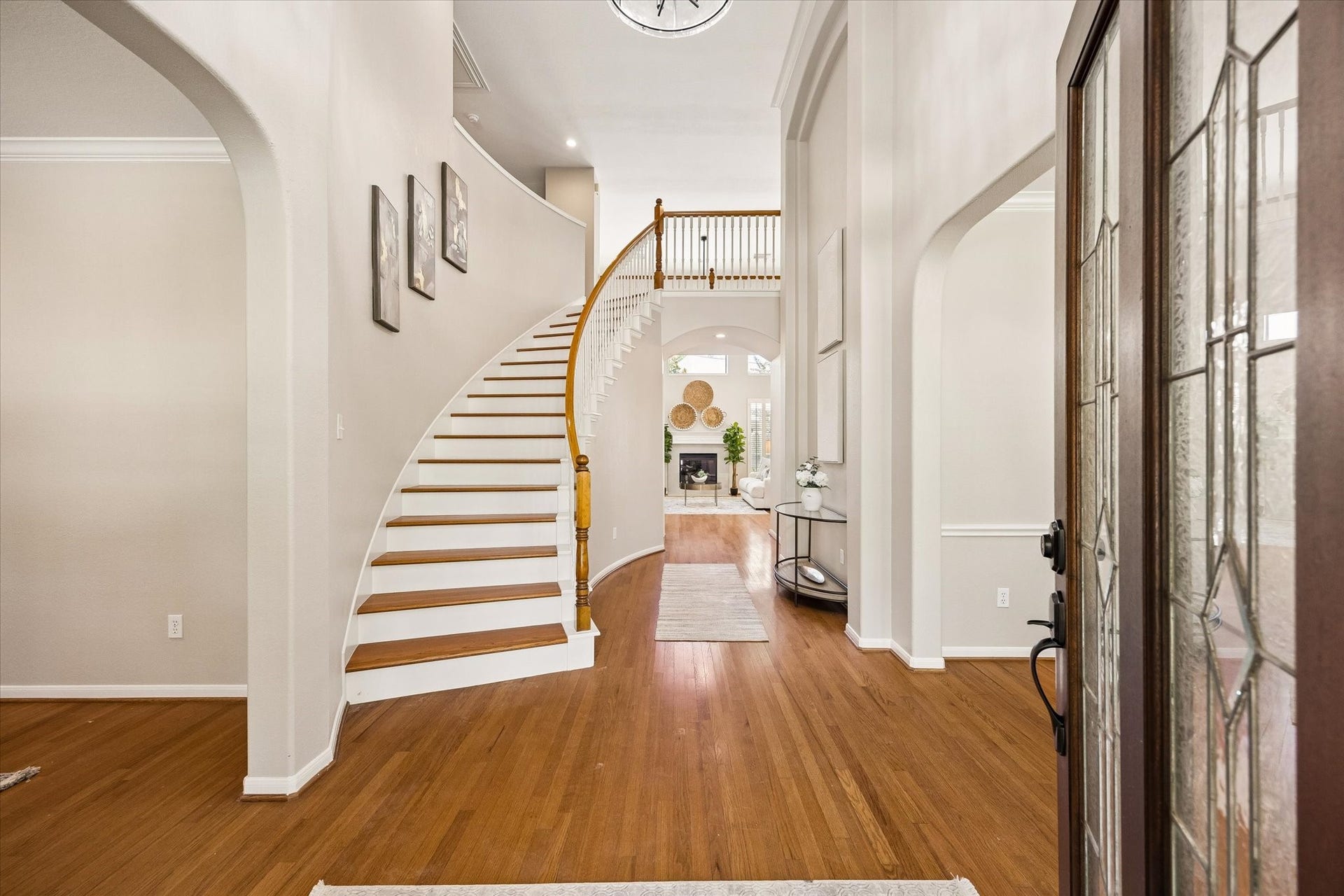 7535 Guinevere Drive, Sugar Land, TX 77479 A dramatic entry curved staircase and soaring ceilings create a stunning introduction to the home's elegant interior
