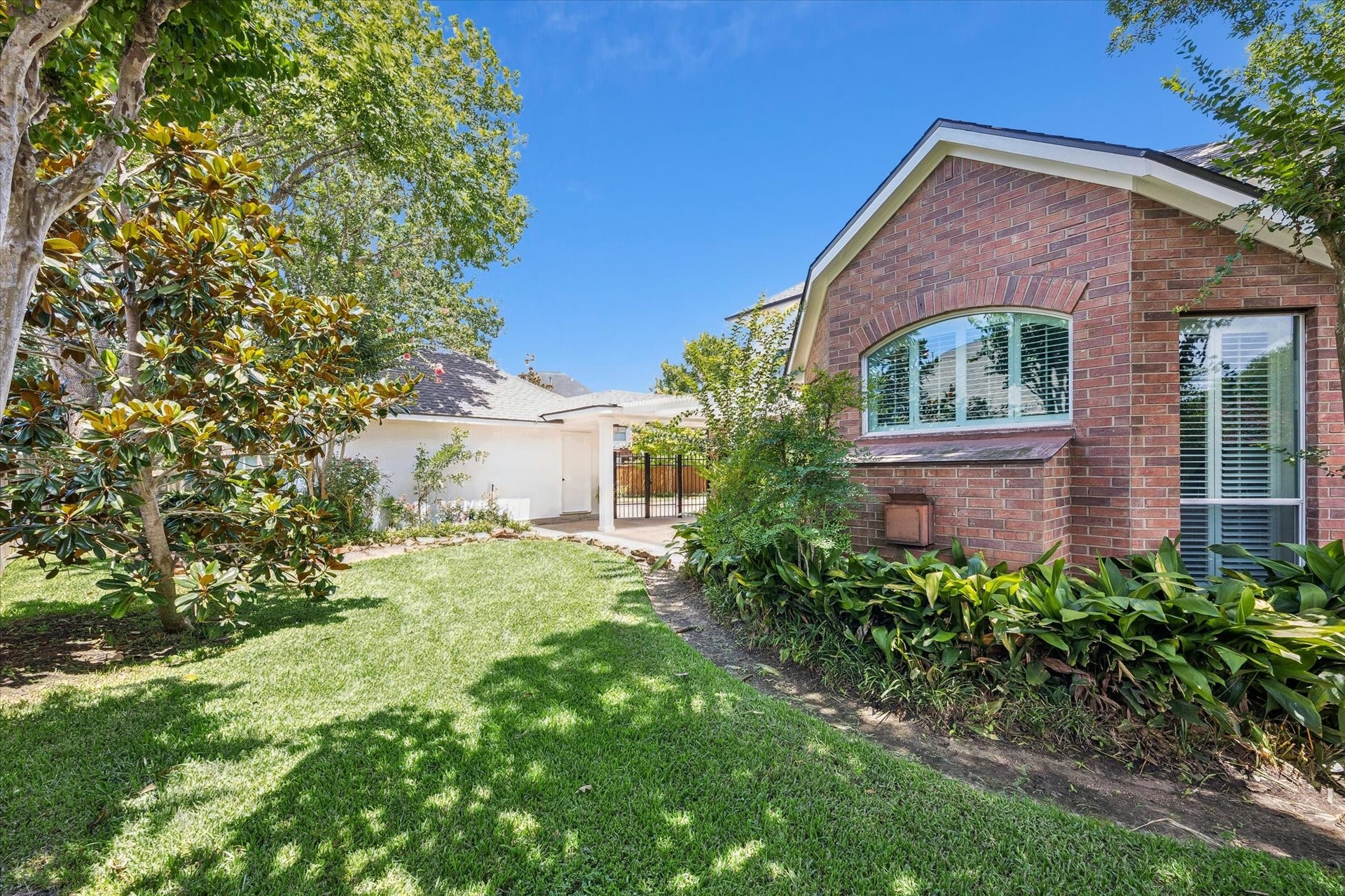 7535 Guinevere Drive, Sugar Land, TX 77479 Nice green space, mature landscape