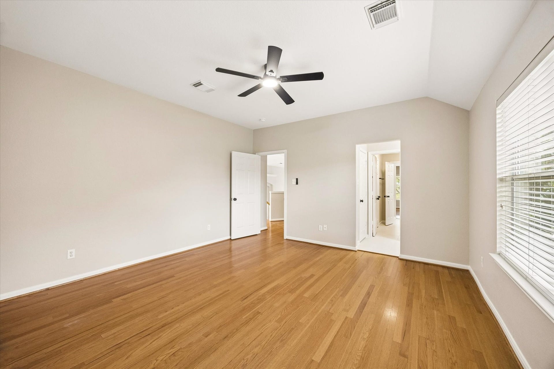 7535 Guinevere Drive, Sugar Land, TX 77479 A spacious secondary bedroom with abundant natural light offers comfort and flexibility for family or guests. Private vanity with jack and jill bathroom