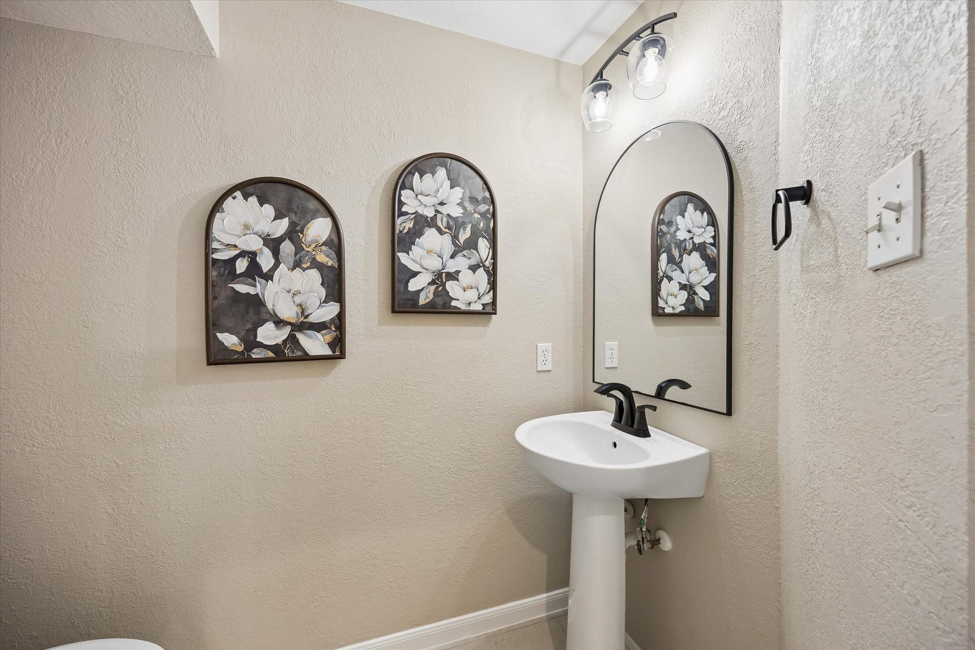 7535 Guinevere Drive, Sugar Land, TX 77479 A beautifully updated powder room adds convenience for guests on the main level