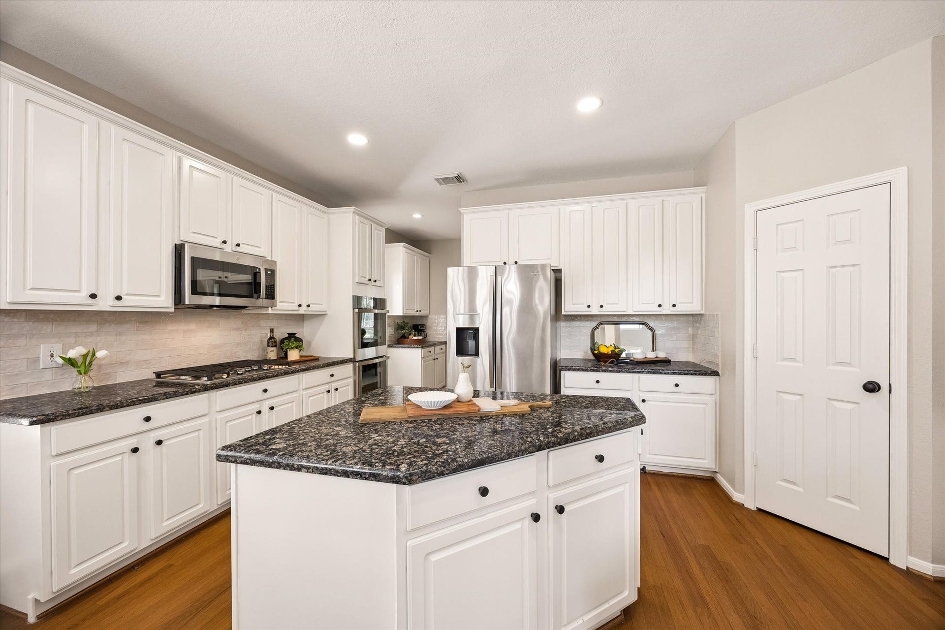 7535 Guinevere Drive, Sugar Land, TX 77479 Abundant cabinetry, granite countertops, and 2026 stainless steel appliances combine style with functionality. Freshly painted cabinets and updated backsplash, walk in pantry, double oven, gas cooktop