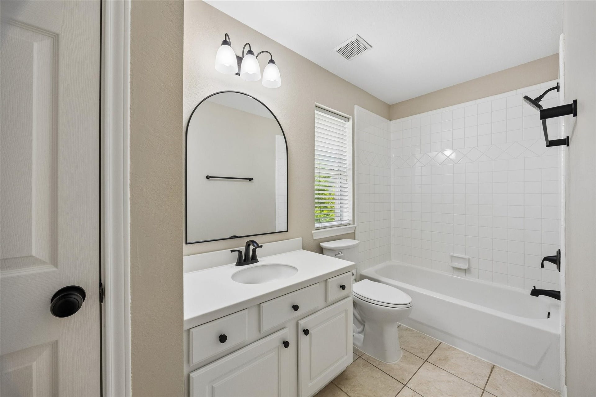 7535 Guinevere Drive, Sugar Land, TX 77479 Updated finishes and a clean, timeless design create a bright and welcoming guest bath