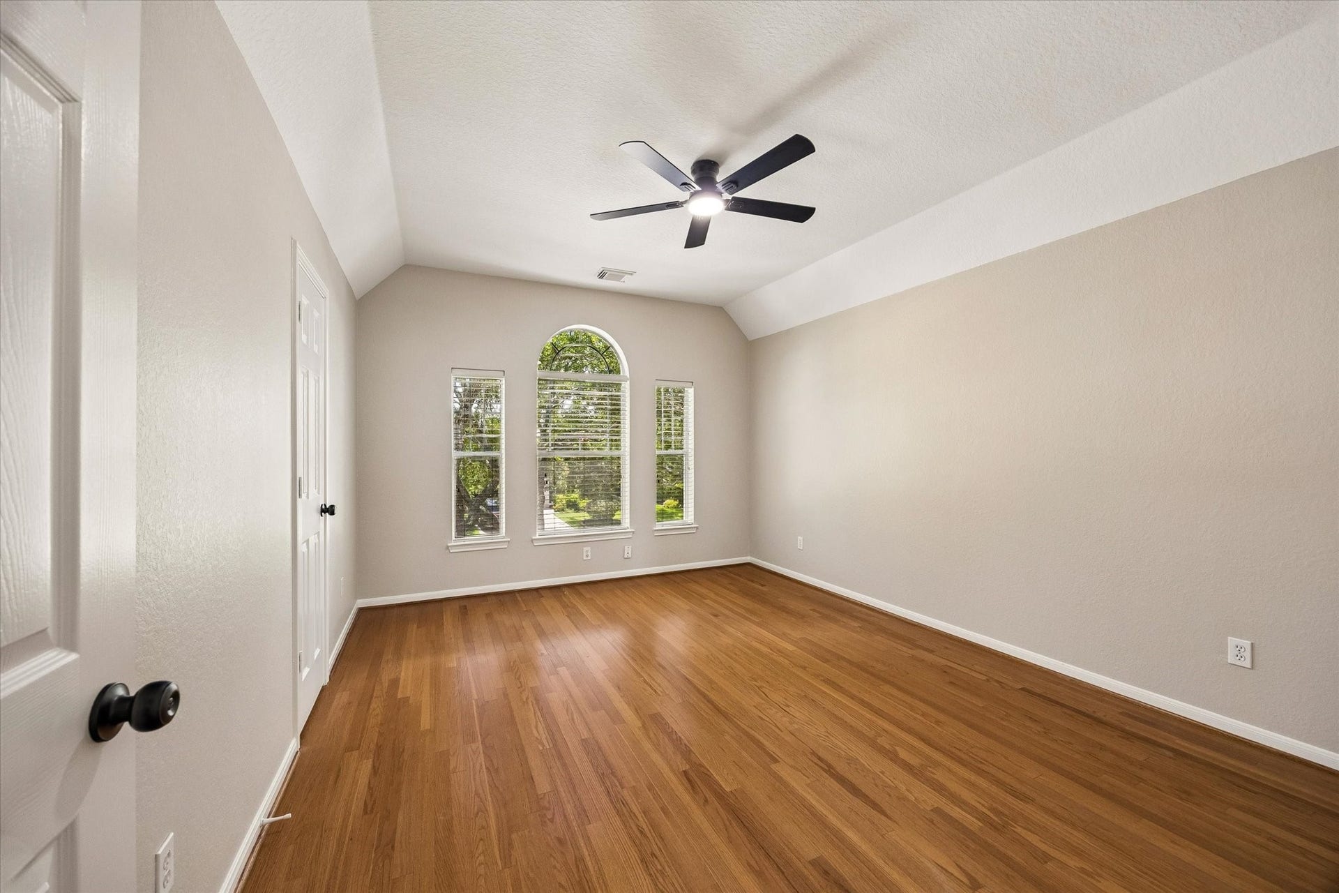 7535 Guinevere Drive, Sugar Land, TX 77479 Generous secondary bedroom. Full bath located in hall just outside the bedroom. No carpet, wood floors throughout upstairs and downstairs