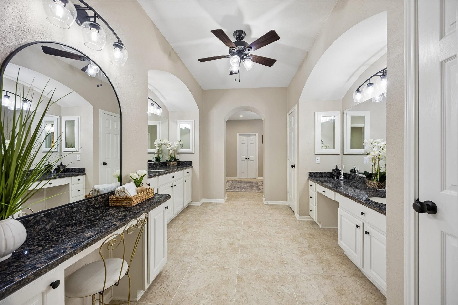 7535 Guinevere Drive, Sugar Land, TX 77479 WOW WOW WOW! This primary bathroom space is unbelievable. Dual vanities, extensive counter space, and 2 dedicated makeup/hair areas elevate the area. Updated and neutral