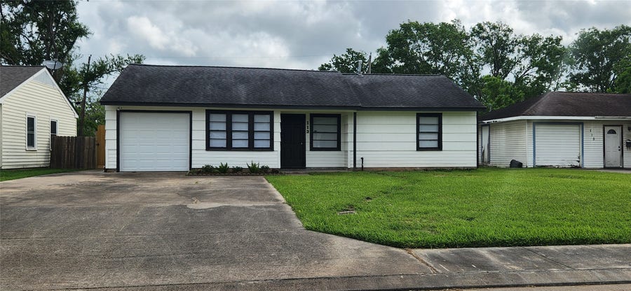 Property photo for 113 Laurel Street, Lake Jackson, TX