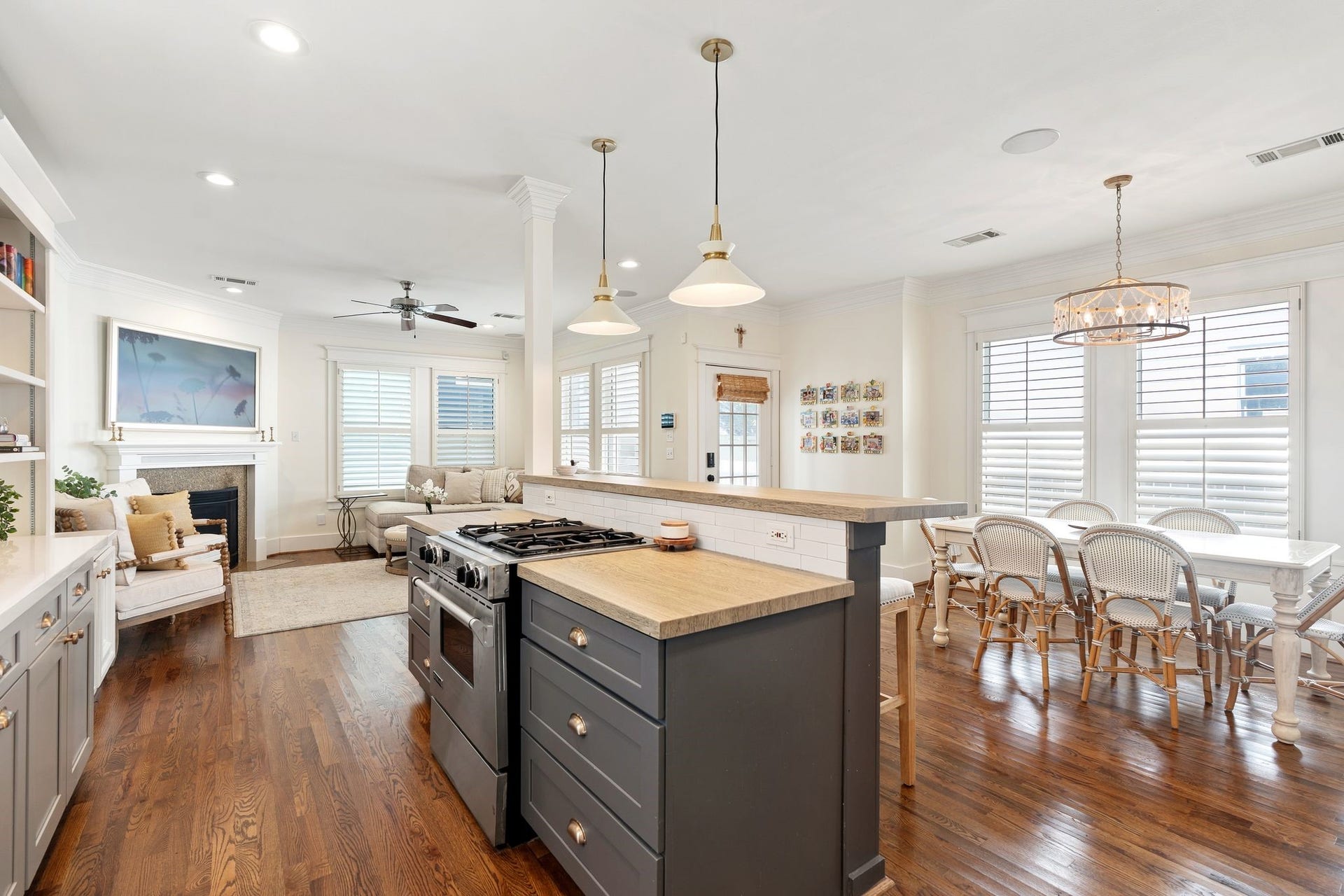 919 Ashland Street, #A, Houston, TX 77008 A view of the seamless open floor plan with the kitchen, family room & breakfast areaideal for elevated everyday living & effortless entertaining!