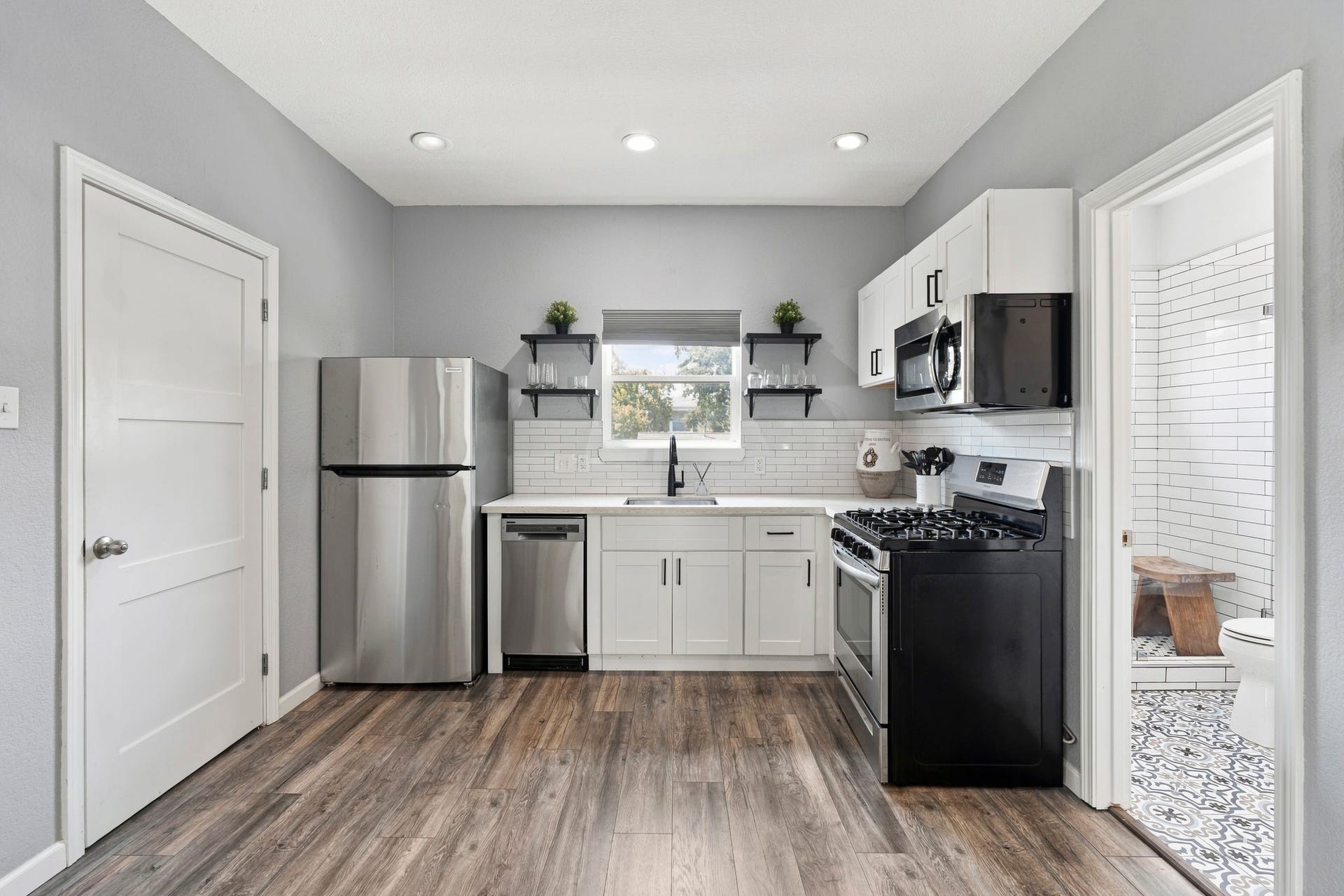 919 Ashland Street, #A, Houston, TX 77008 Fully equipped GARAGE APARTMENT KITCHEN w/ stainless steel gas range, dishwasher, refrigerator + microwave replaced 22. Stackable washer & dryer (not shown) provide added conveniencetruly a fantastic bonus space! White subway tile backsplash. N